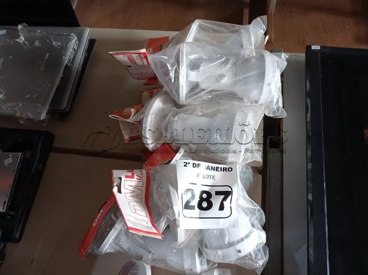 LOTE 287 - 11 LUMINÁRIAS DE SOBREPOR. (NO ESTADO) ATENÇÃO! FAZER A VISITAÇÃO ANTES DE ARREMATAR, NÃO SABEMOS SE FUNCIONA. LEILÃO NÃO TEM GARANTIA E NEM DEVOLUÇÃO, SUJEITO A POSSÍVEIS AVARIAS VISÍVEIS/OCULTAS E/OU AUSÊNCIA DE COMPONENTES.