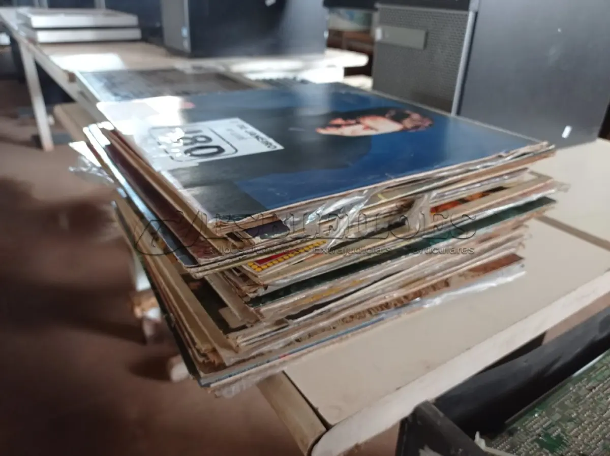 LOTE 480 - 01 LOTE COM DIVERSOS DISCOS DE VINIL. (NO ESTADO) ATENÇÃO! FAZER A VISITAÇÃO ANTES DE ARREMATAR, NÃO SABEMOS SE FUNCIONA. LEILÃO NÃO TEM GARANTIA E NEM DEVOLUÇÃO, SUJEITO A POSSÍVEIS AVARIAS VISÍVEIS/OCULTAS E/OU AUSÊNCIA DE COMPONENTES.