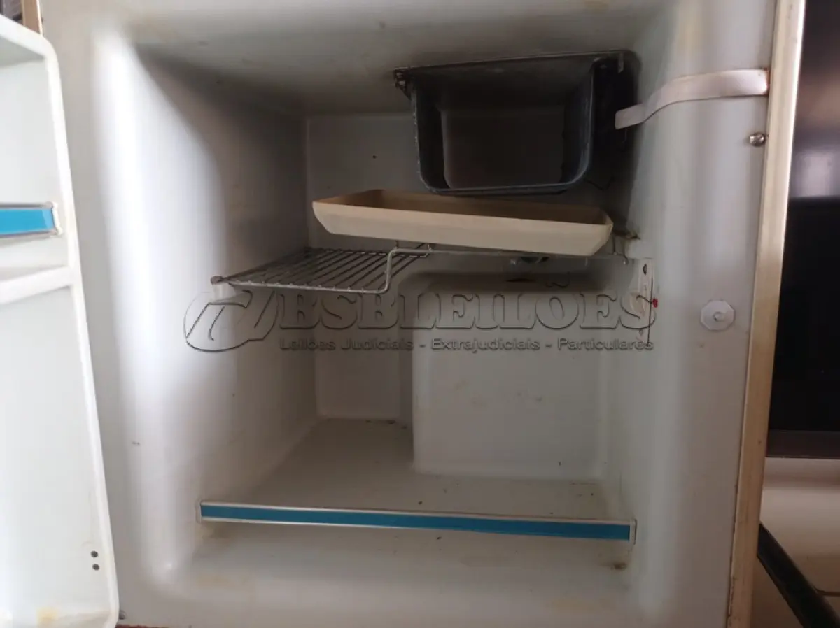 LOTE 242 - 01 FRIGOBAR GELOMATIC. (NO ESTADO) ATENÇÃO! FAZER A VISITAÇÃO ANTES DE ARREMATAR, NÃO SABEMOS SE FUNCIONA. LEILÃO NÃO TEM GARANTIA E NEM DEVOLUÇÃO, SUJEITO A POSSÍVEIS AVARIAS VISÍVEIS/OCULTAS E/OU AUSÊNCIA DE COMPONENTES.