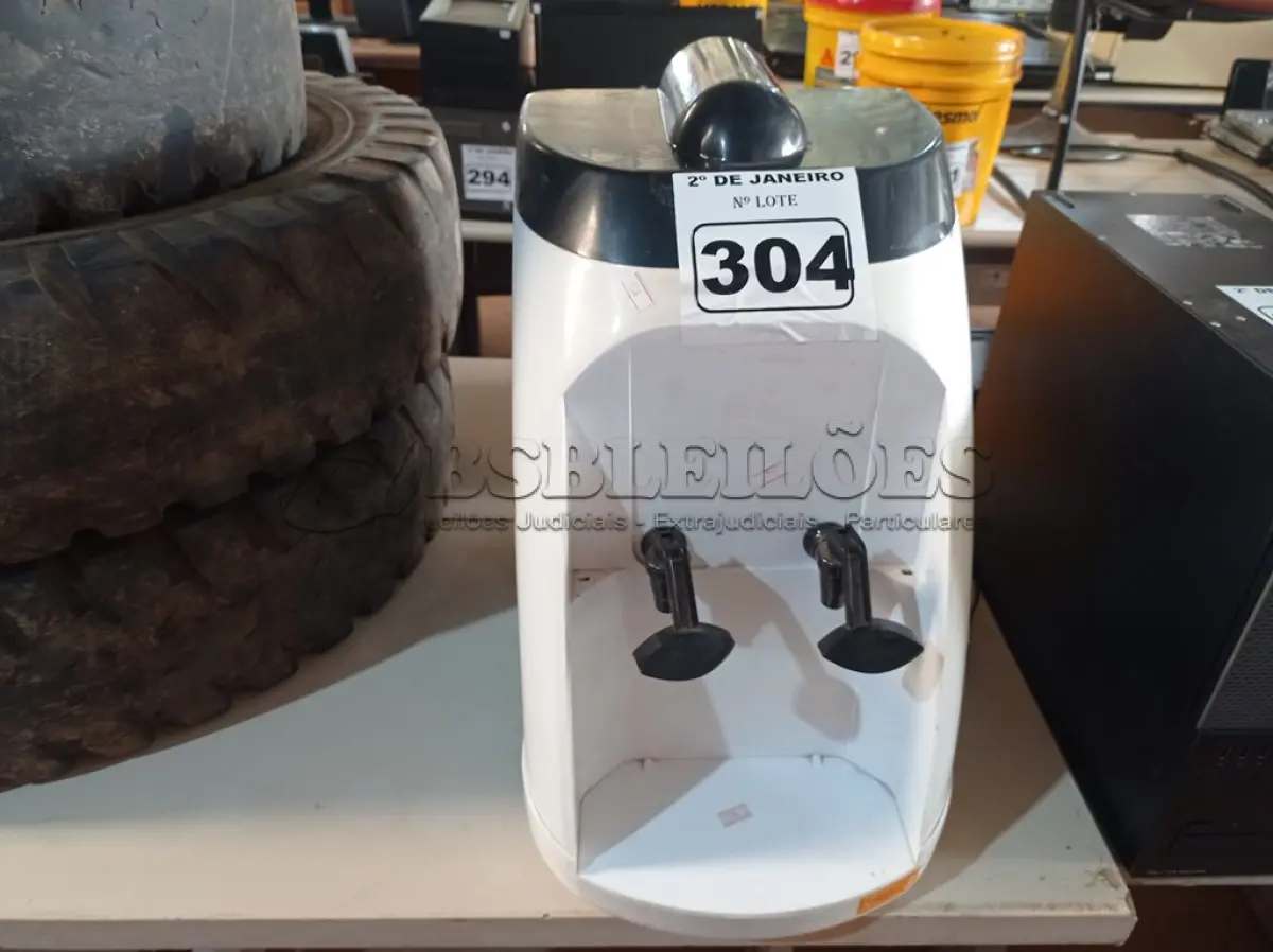 LOTE 304 - 01 PURIFICADOR DE ÁGUA REFRIGERADO MARCA LIBELL. (NO ESTADO) ATENÇÃO! FAZER A VISITAÇÃO ANTES DE ARREMATAR, NÃO SABEMOS SE FUNCIONA. LEILÃO NÃO TEM GARANTIA E NEM DEVOLUÇÃO, SUJEITO A POSSÍVEIS AVARIAS VISÍVEIS/OCULTAS E/OU AUSÊNCIA DE COMPONENTES.