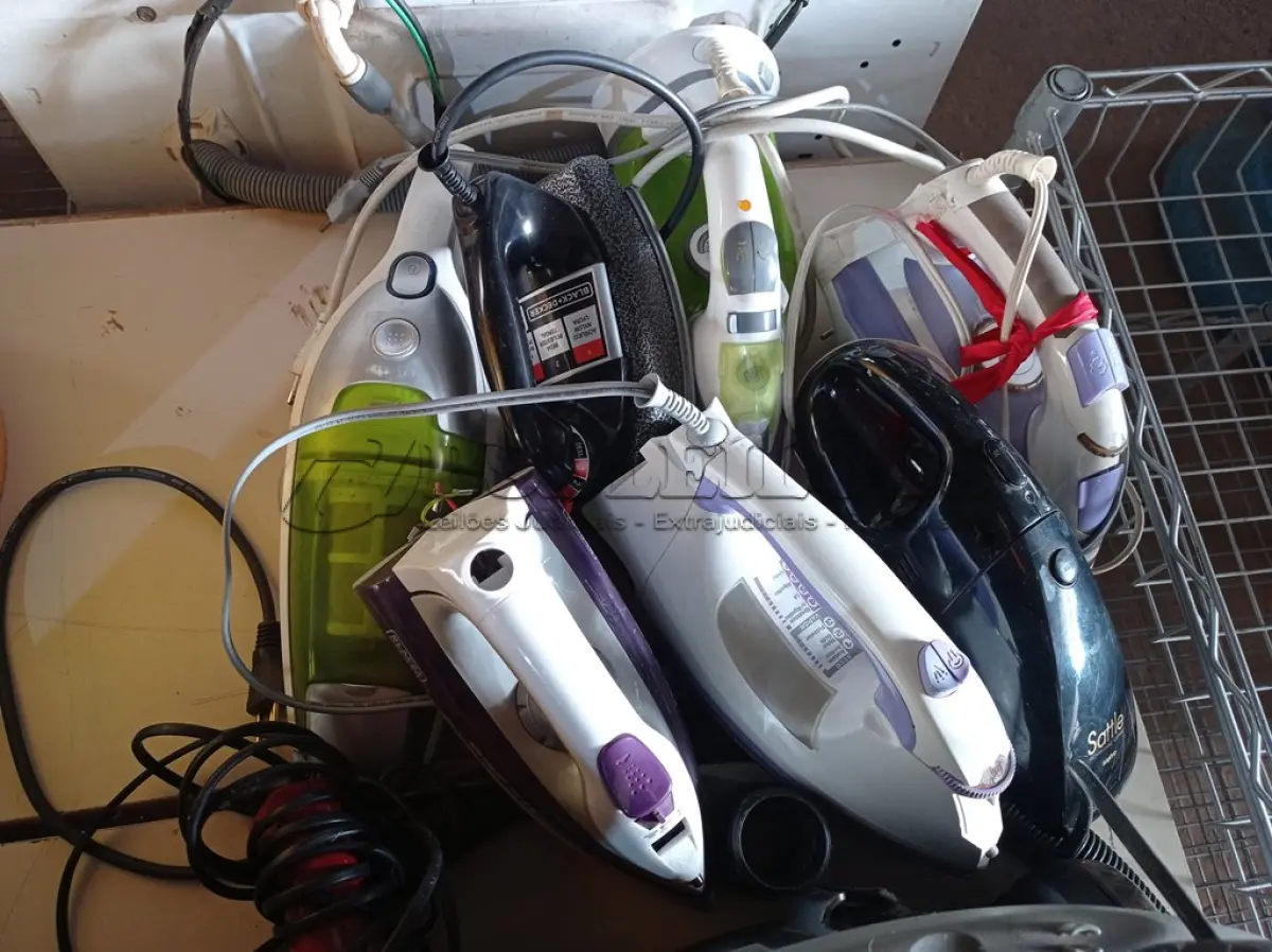 LOTE 207 - 01 ASPIRADOR DE PÓ MARCA ELECTROLUX 220V, 05 FERROS DE PASSAR E 03 ASPIRADORES DE PO DE MAO. (NO ESTADO) ATENÇÃO! FAZER A VISITAÇÃO ANTES DE ARREMATAR, NÃO SABEMOS SE FUNCIONA. LEILÃO NÃO TEM GARANTIA E NEM DEVOLUÇÃO, SUJEITO A POSSÍVEIS AVARIAS VISÍVEIS/OCULTAS E/OU AUSÊNCIA DE COMPONENTES.