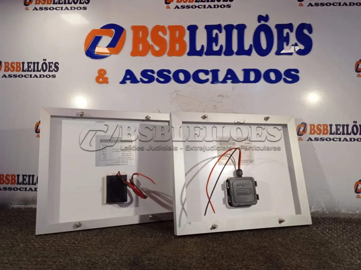 LOTE 359 - 02 PAINÉIS SOLARES 18V 10W.  (NO ESTADO) ATENÇÃO! FAZER A VISITAÇÃO ANTES DE ARREMATAR, NÃO SABEMOS SE FUNCIONA. LEILÃO NÃO TEM GARANTIA E NEM DEVOLUÇÃO, SUJEITO A POSSÍVEIS AVARIAS VISÍVEIS/OCULTAS E/OU AUSÊNCIA DE COMPONENTES.