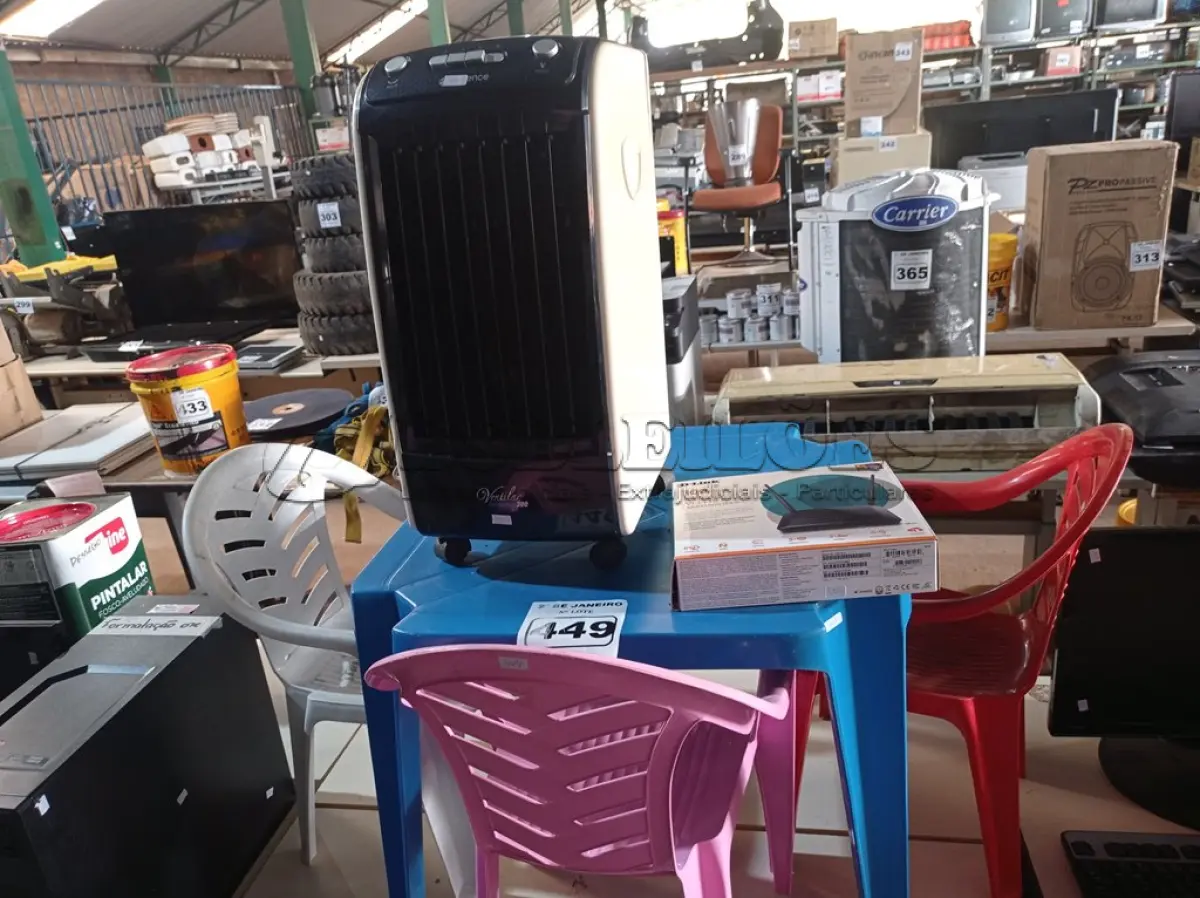 LOTE 449 - 01 MESINHA INFANTIL COM 03 CADEIRAS, 01 ROTEADOR E 01 CLIMATIZADOR. (NO ESTADO) ATENÇÃO! FAZER A VISITAÇÃO ANTES DE ARREMATAR, NÃO SABEMOS SE FUNCIONA. LEILÃO NÃO TEM GARANTIA E NEM DEVOLUÇÃO, SUJEITO A POSSÍVEIS AVARIAS VISÍVEIS/OCULTAS E/OU AUSÊNCIA DE COMPONENTES.