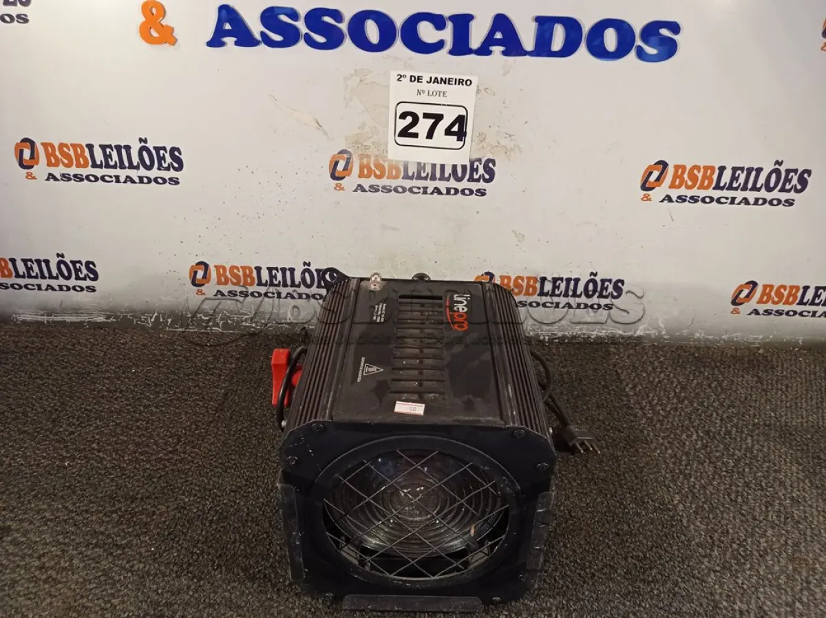 LOTE 274 - 01 LUMINÁRIA PARA ESTÚDIO LINE UP. (NO ESTADO) ATENÇÃO! FAZER A VISITAÇÃO ANTES DE ARREMATAR, NÃO SABEMOS SE FUNCIONA. LEILÃO NÃO TEM GARANTIA E NEM DEVOLUÇÃO, SUJEITO A POSSÍVEIS AVARIAS VISÍVEIS/OCULTAS E/OU AUSÊNCIA DE COMPONENTES.
