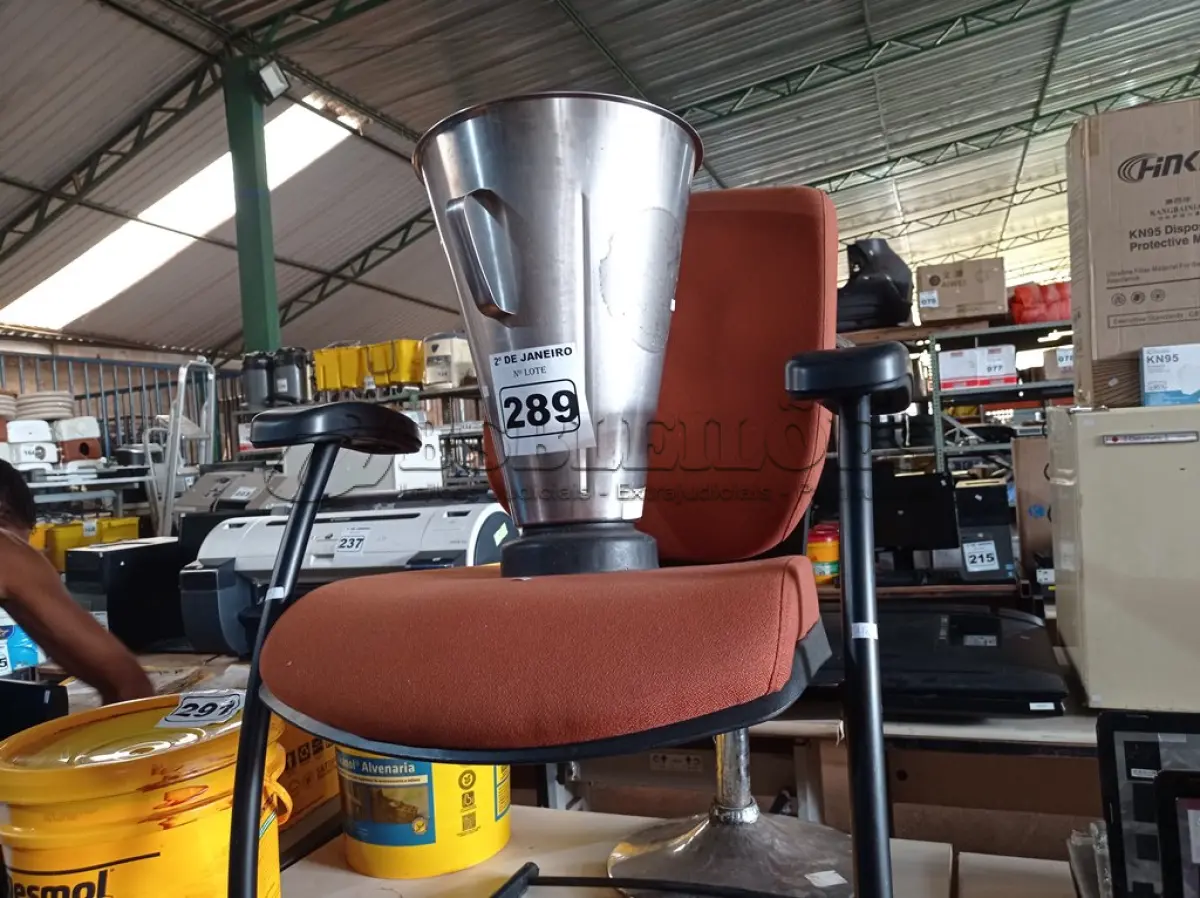 LOTE 289 -  01 CADEIRA PÉ FIXO, 01 COPO PARA LIQUIDIFICADOR INDUSTRIAL EM INOX E 01 BANQUETA. (NO ESTADO) ATENÇÃO! FAZER A VISITAÇÃO ANTES DE ARREMATAR, NÃO SABEMOS SE FUNCIONA. LEILÃO NÃO TEM GARANTIA E NEM DEVOLUÇÃO, SUJEITO A POSSÍVEIS AVARIAS VISÍVEIS/OCULTAS E/OU AUSÊNCIA DE COMPONENTES.