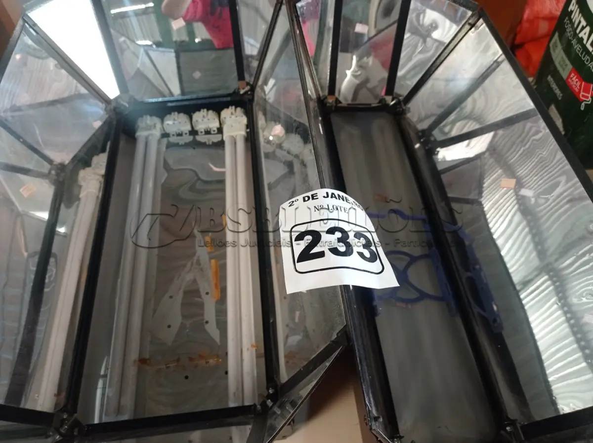 LOTE 233 - 02 LUMINÁRIAS PARA ESTÚDIO. (NO ESTADO) ATENÇÃO! FAZER A VISITAÇÃO ANTES DE ARREMATAR, NÃO SABEMOS SE FUNCIONA. LEILÃO NÃO TEM GARANTIA E NEM DEVOLUÇÃO, SUJEITO A POSSÍVEIS AVARIAS VISÍVEIS/OCULTAS E/OU AUSÊNCIA DE COMPONENTES.