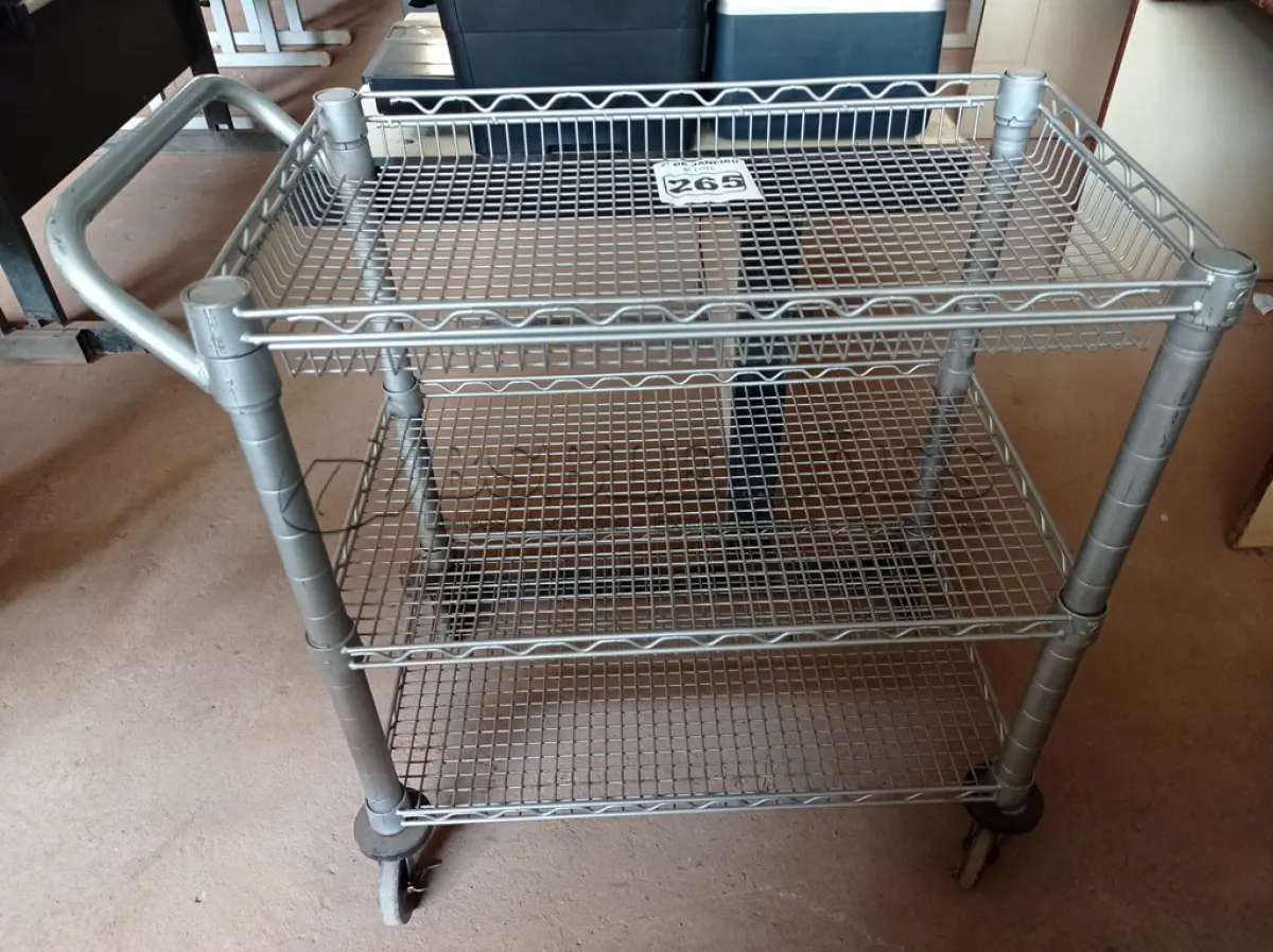 LOTE 265 - 01 CARRINHO PARA TRANSPORTE DE UTENSILIOS COM TRES DIVISOES. (NO ESTADO) ATENÇÃO! FAZER A VISITAÇÃO ANTES DE ARREMATAR, NÃO SABEMOS SE FUNCIONA. LEILÃO NÃO TEM GARANTIA E NEM DEVOLUÇÃO, SUJEITO A POSSÍVEIS AVARIAS VISÍVEIS/OCULTAS E/OU AUSÊNCIA DE COMPONENTES.