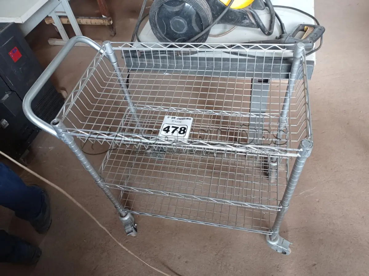 LOTE 478 - 01 CARRINHO PARA TRANSPORTE DE UTENSILIOS COM TRES DIVISOES. (NO ESTADO) ATENÇÃO! FAZER A VISITAÇÃO ANTES DE ARREMATAR, NÃO SABEMOS SE FUNCIONA. LEILÃO NÃO TEM GARANTIA E NEM DEVOLUÇÃO, SUJEITO A POSSÍVEIS AVARIAS VISÍVEIS/OCULTAS E/OU AUSÊNCIA DE COMPONENTES.