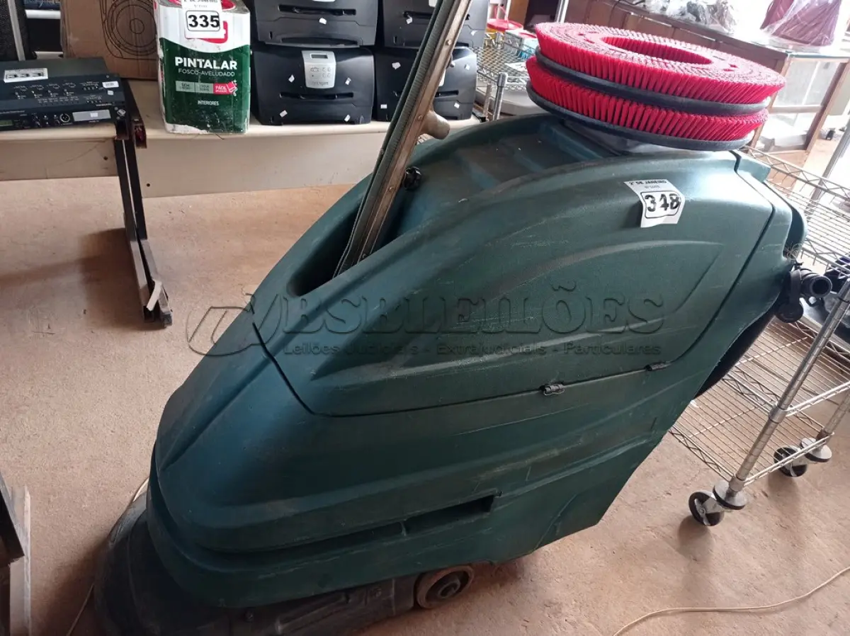 LOTE 348 - 01 LAVADORA DE PISOS INDUSTRIAL COM BATERIAS E CARREGADOR. (NO ESTADO) ATENÇÃO! FAZER A VISITAÇÃO ANTES DE ARREMATAR, NÃO SABEMOS SE FUNCIONA. LEILÃO NÃO TEM GARANTIA E NEM DEVOLUÇÃO, SUJEITO A POSSÍVEIS AVARIAS VISÍVEIS/OCULTAS E/OU AUSÊNCIA DE COMPONENTES.