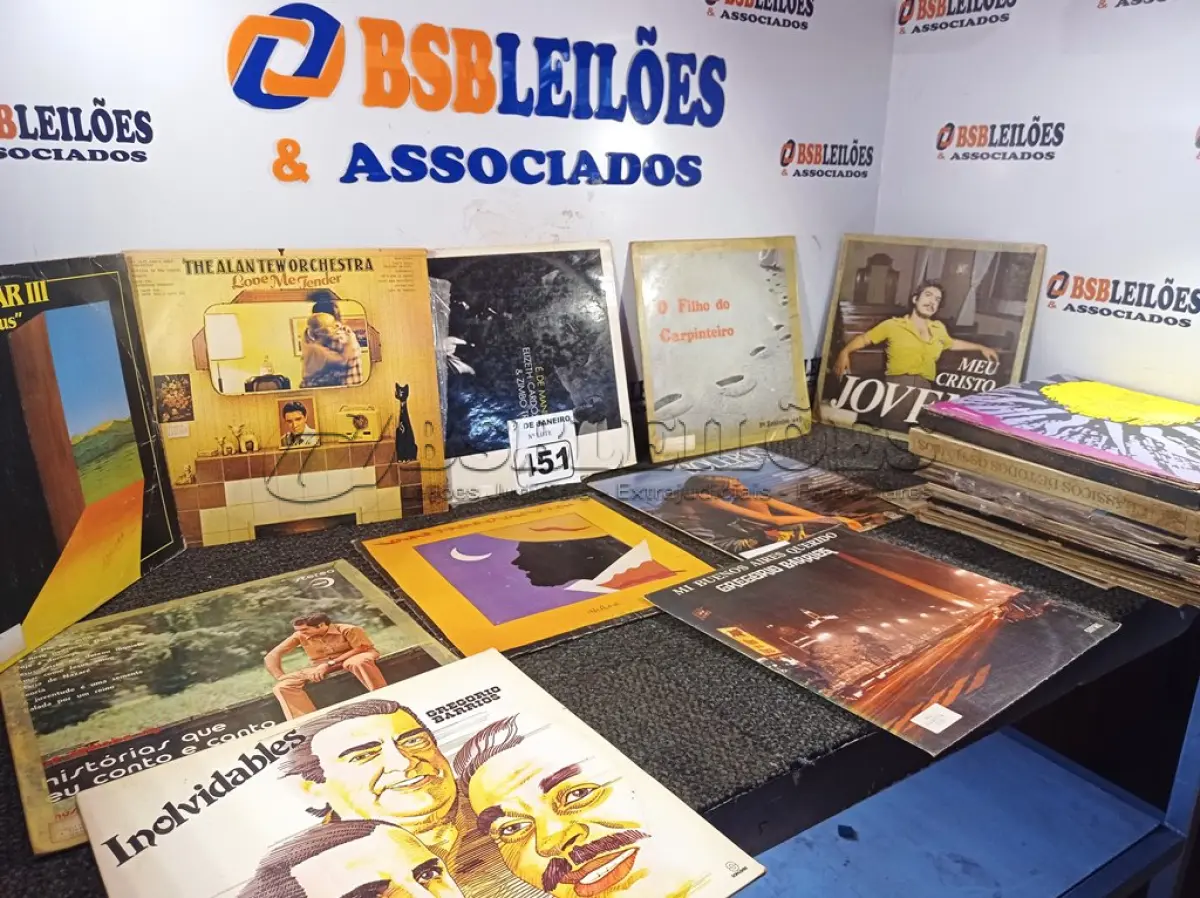 LOTE 451 - 01 LOTE COM DIVERSOS DISCOS DE VINIL. (NO ESTADO) ATENÇÃO! FAZER A VISITAÇÃO ANTES DE ARREMATAR, NÃO SABEMOS SE FUNCIONA. LEILÃO NÃO TEM GARANTIA E NEM DEVOLUÇÃO, SUJEITO A POSSÍVEIS AVARIAS VISÍVEIS/OCULTAS E/OU AUSÊNCIA DE COMPONENTES.
