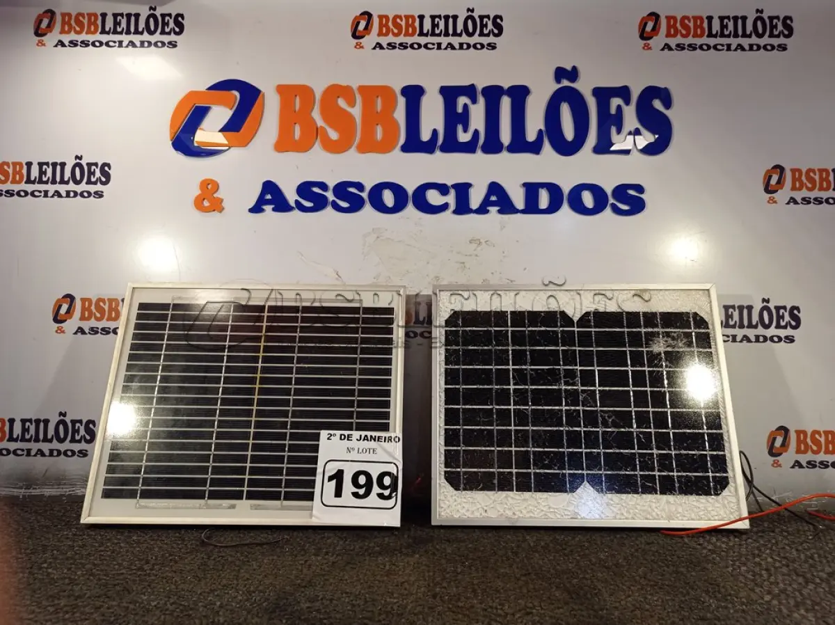 LOTE 199 - 02 PAINÉIS SOLARES 18V 10W.  (NO ESTADO) ATENÇÃO! FAZER A VISITAÇÃO ANTES DE ARREMATAR, NÃO SABEMOS SE FUNCIONA. LEILÃO NÃO TEM GARANTIA E NEM DEVOLUÇÃO, SUJEITO A POSSÍVEIS AVARIAS VISÍVEIS/OCULTAS E/OU AUSÊNCIA DE COMPONENTES.