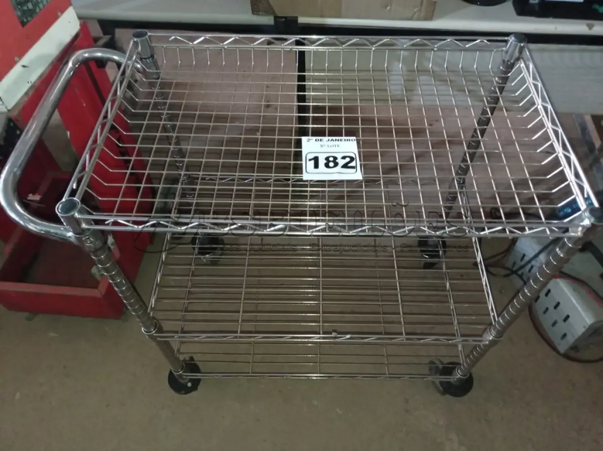 LOTE 182 - 01 CARRINHO PARA TRANSPORTE DE UTENSILIOS COM TRES DIVISOES. (NO ESTADO) ATENÇÃO! FAZER A VISITAÇÃO ANTES DE ARREMATAR, NÃO SABEMOS SE FUNCIONA. LEILÃO NÃO TEM GARANTIA E NEM DEVOLUÇÃO, SUJEITO A POSSÍVEIS AVARIAS VISÍVEIS/OCULTAS E/OU AUSÊNCIA DE COMPONENTES.