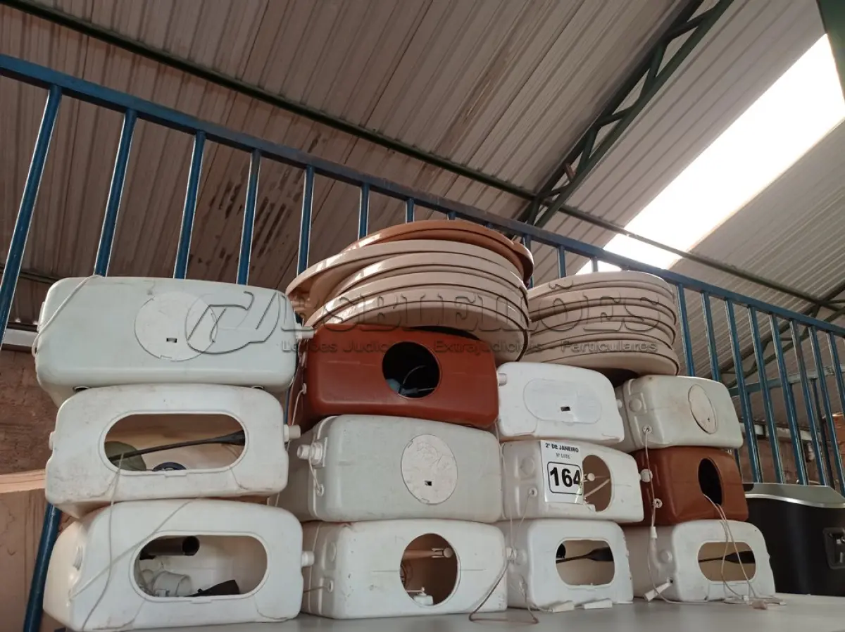 LOTE 164 - 01 LOTE COM CAIXAS DE DESCARGA E 10 TAMPAS PARA VASO SANITÁRIO (NO ESTADO) ATENÇÃO! FAZER A VISITAÇÃO ANTES DE ARREMATAR, NÃO SABEMOS SE FUNCIONA. LEILÃO NÃO TEM GARANTIA E NEM DEVOLUÇÃO, SUJEITO A POSSÍVEIS AVARIAS VISÍVEIS/OCULTAS E/OU AUSÊNCIA DE COMPONENTES.