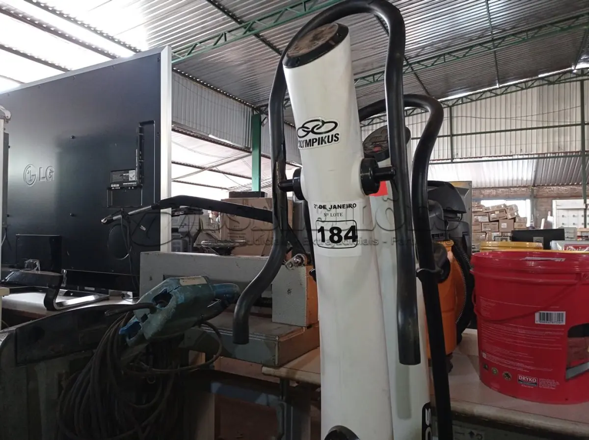 LOTE 184 - 02 APARELHOS DE GINASTICA SENDO 01 SEM A BASE. (NO ESTADO) ATENÇÃO! FAZER A VISITAÇÃO ANTES DE ARREMATAR, NÃO SABEMOS SE FUNCIONA. LEILÃO NÃO TEM GARANTIA E NEM DEVOLUÇÃO, SUJEITO A POSSÍVEIS AVARIAS VISÍVEIS/OCULTAS E/OU AUSÊNCIA DE COMPONENTES.