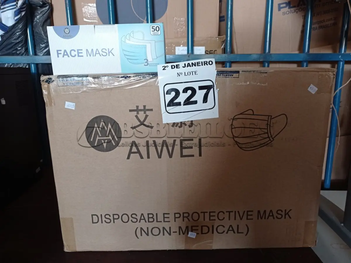 LOTE 227 - 01 CAIXA COM APROXIMADAMENTE 2.000 MASCARAS DESCARTÁVEIS VARIADAS. (NO ESTADO) ATENÇÃO! FAZER A VISITAÇÃO ANTES DE ARREMATAR, NÃO SABEMOS SE FUNCIONA. LEILÃO NÃO TEM GARANTIA E NEM DEVOLUÇÃO, SUJEITO A POSSÍVEIS AVARIAS VISÍVEIS/OCULTAS E/OU AUSÊNCIA DE COMPONENTES.