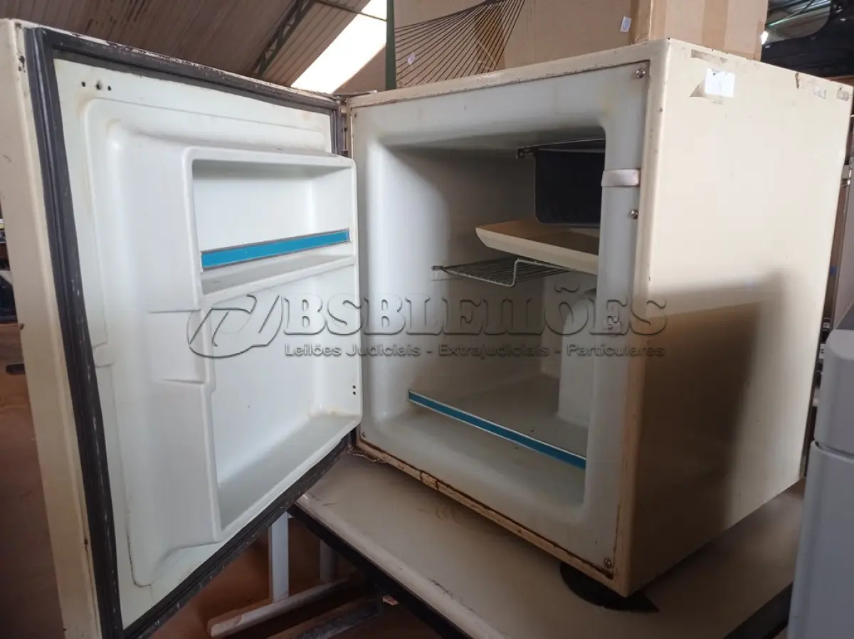 LOTE 242 - 01 FRIGOBAR GELOMATIC. (NO ESTADO) ATENÇÃO! FAZER A VISITAÇÃO ANTES DE ARREMATAR, NÃO SABEMOS SE FUNCIONA. LEILÃO NÃO TEM GARANTIA E NEM DEVOLUÇÃO, SUJEITO A POSSÍVEIS AVARIAS VISÍVEIS/OCULTAS E/OU AUSÊNCIA DE COMPONENTES.