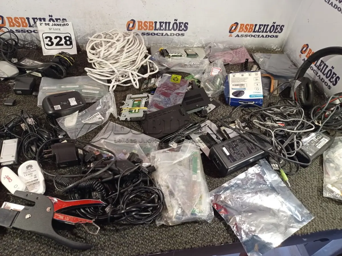 LOTE 328 - 01 LOTE COM DIVERSOS PERIFÉRICOS DE INFORMÁTICA. (NO ESTADO) ATENÇÃO! FAZER A VISITAÇÃO ANTES DE ARREMATAR, NÃO SABEMOS SE FUNCIONA. LEILÃO NÃO TEM GARANTIA E NEM DEVOLUÇÃO, SUJEITO A POSSÍVEIS AVARIAS VISÍVEIS/OCULTAS E/OU AUSÊNCIA DE COMPONENTES.