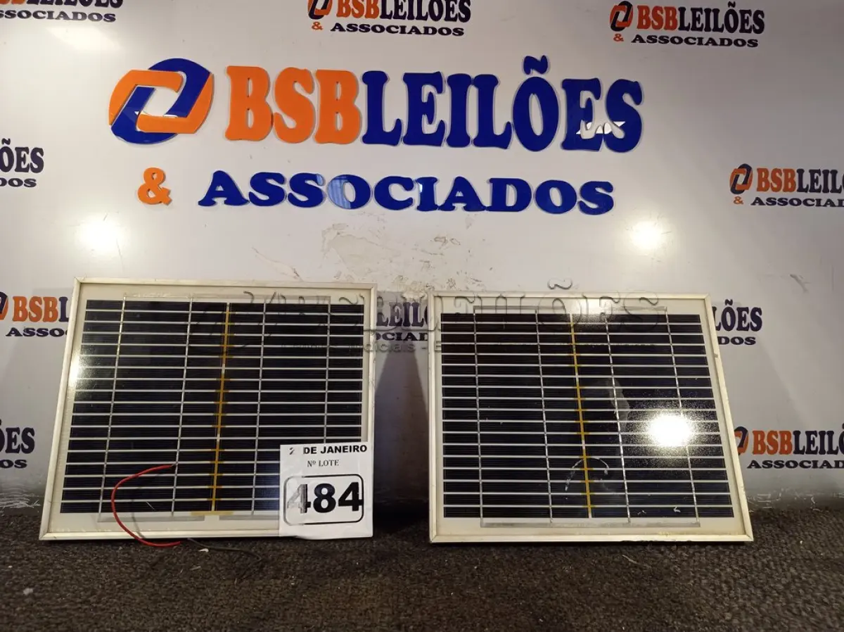 LOTE 484 - 02 PAINÉIS SOLARES 18V 10W.  (NO ESTADO) ATENÇÃO! FAZER A VISITAÇÃO ANTES DE ARREMATAR, NÃO SABEMOS SE FUNCIONA. LEILÃO NÃO TEM GARANTIA E NEM DEVOLUÇÃO, SUJEITO A POSSÍVEIS AVARIAS VISÍVEIS/OCULTAS E/OU AUSÊNCIA DE COMPONENTES.
