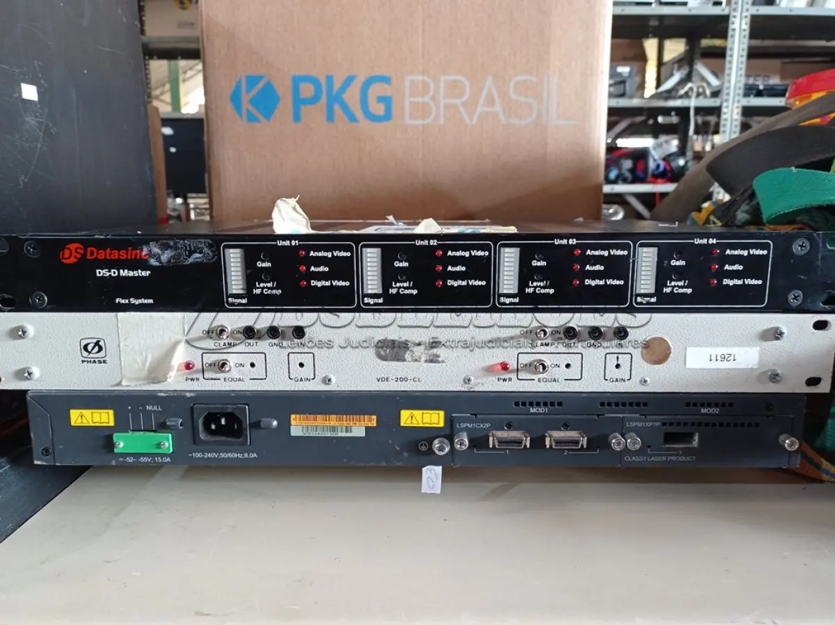 LOTE 212 - 01 SWITCH, 01 DISTRIBUIDOR DE VIDEO E 01 APARELHO DE AUDIO E VIDEO.(NO ESTADO) ATENÇÃO! FAZER A VISITAÇÃO ANTES DE ARREMATAR, NÃO SABEMOS SE FUNCIONA. LEILÃO NÃO TEM GARANTIA E NEM DEVOLUÇÃO, SUJEITO A POSSÍVEIS AVARIAS VISÍVEIS/OCULTAS E/OU AUSÊNCIA DE COMPONENTES.