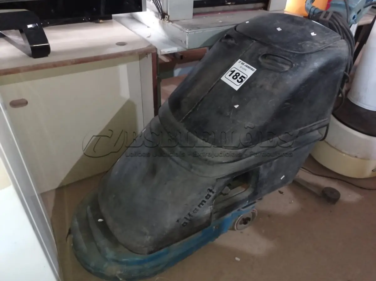 LOTE 185 - 01 MAQUINA DE LAVAR PISOS INDUSTRIAL. (NO ESTADO) ATENÇÃO! FAZER A VISITAÇÃO ANTES DE ARREMATAR, NÃO SABEMOS SE FUNCIONA. LEILÃO NÃO TEM GARANTIA E NEM DEVOLUÇÃO, SUJEITO A POSSÍVEIS AVARIAS VISÍVEIS/OCULTAS E/OU AUSÊNCIA DE COMPONENTES.