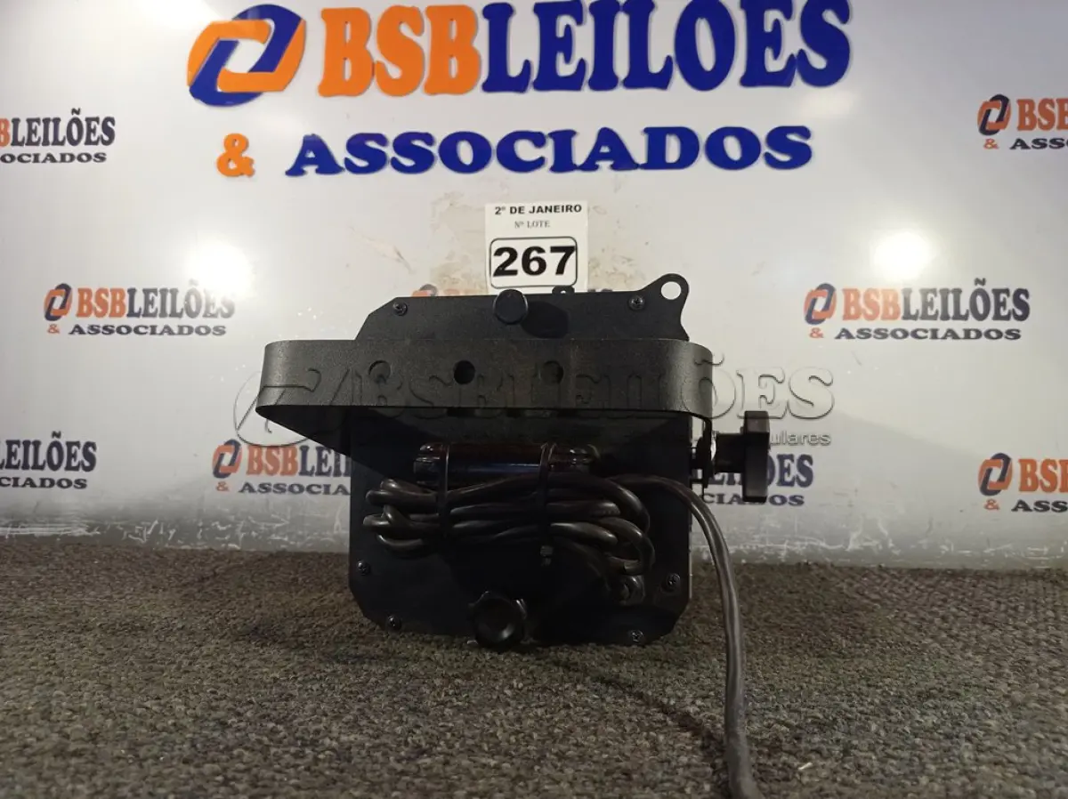 LOTE 267 - 01 LUMINÁRIA PARA ESTÚDIO LINE UP. (NO ESTADO) ATENÇÃO! FAZER A VISITAÇÃO ANTES DE ARREMATAR, NÃO SABEMOS SE FUNCIONA. LEILÃO NÃO TEM GARANTIA E NEM DEVOLUÇÃO, SUJEITO A POSSÍVEIS AVARIAS VISÍVEIS/OCULTAS E/OU AUSÊNCIA DE COMPONENTES.