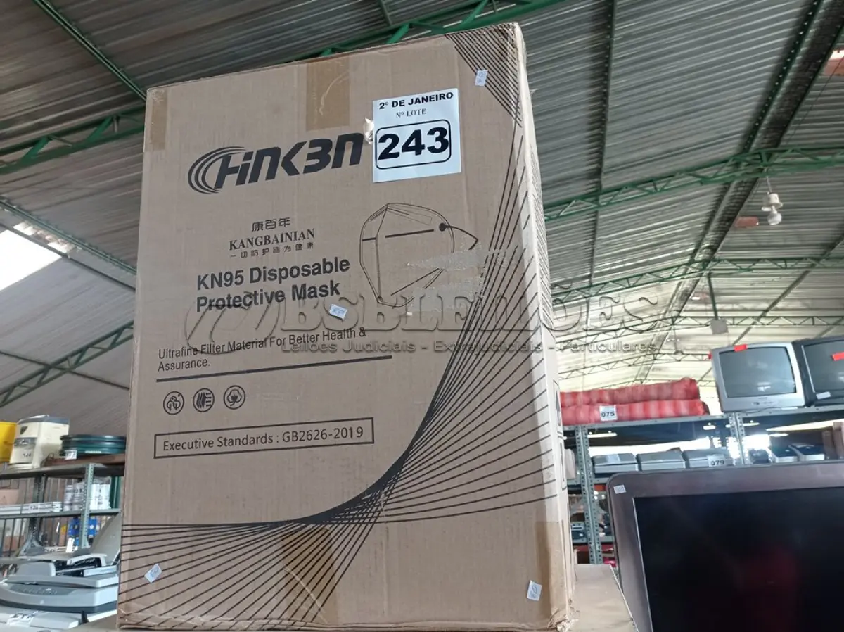LOTE 243 - 01 CAIXA COM APROXIMADAMENTE 1.000 MASCARAS DESCARTÁVEIS KN95 . (NO ESTADO) ATENÇÃO! FAZER A VISITAÇÃO ANTES DE ARREMATAR, NÃO SABEMOS SE FUNCIONA. LEILÃO NÃO TEM GARANTIA E NEM DEVOLUÇÃO, SUJEITO A POSSÍVEIS AVARIAS VISÍVEIS/OCULTAS E/OU AUSÊNCIA DE COMPONENTES.