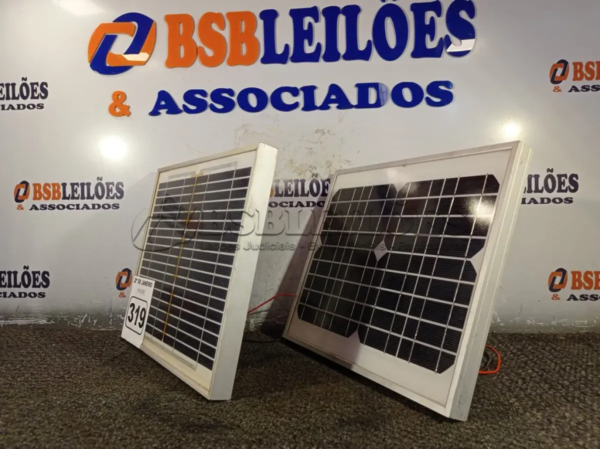 LOTE 319 - 02 PAINÉIS SOLARES 18V 10W.  (NO ESTADO) ATENÇÃO! FAZER A VISITAÇÃO ANTES DE ARREMATAR, NÃO SABEMOS SE FUNCIONA. LEILÃO NÃO TEM GARANTIA E NEM DEVOLUÇÃO, SUJEITO A POSSÍVEIS AVARIAS VISÍVEIS/OCULTAS E/OU AUSÊNCIA DE COMPONENTES.