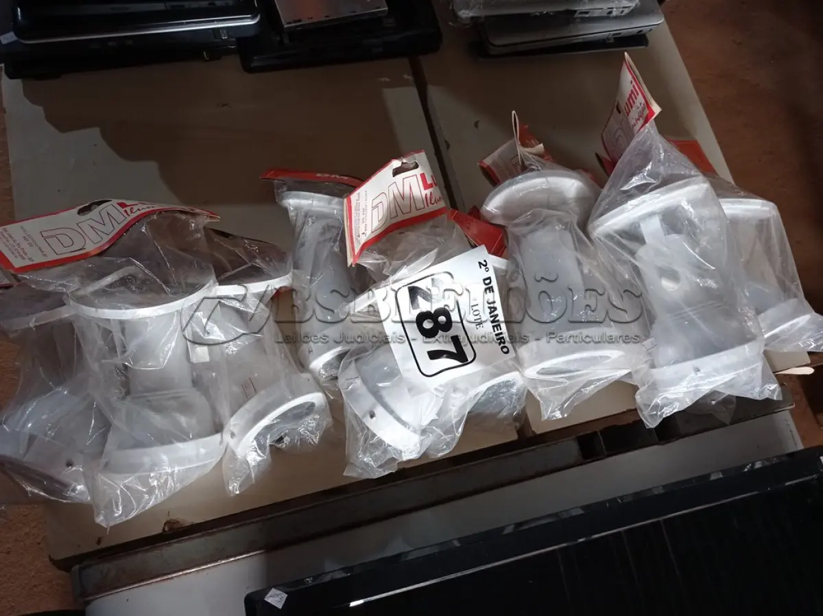 LOTE 287 - 11 LUMINÁRIAS DE SOBREPOR. (NO ESTADO) ATENÇÃO! FAZER A VISITAÇÃO ANTES DE ARREMATAR, NÃO SABEMOS SE FUNCIONA. LEILÃO NÃO TEM GARANTIA E NEM DEVOLUÇÃO, SUJEITO A POSSÍVEIS AVARIAS VISÍVEIS/OCULTAS E/OU AUSÊNCIA DE COMPONENTES.