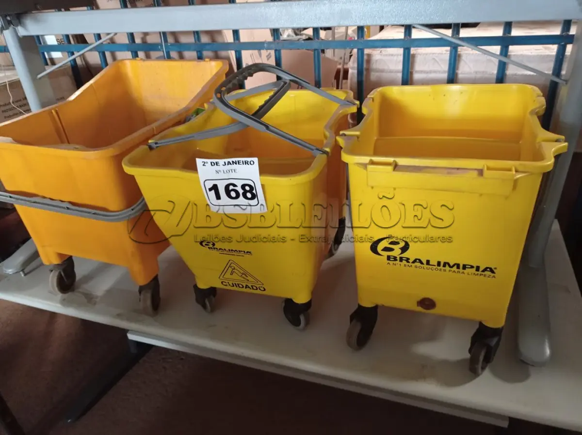 LOTE 168 - 03 BALDES DE LIMPEZA COM RODINHAS. (NO ESTADO) ATENÇÃO! FAZER A VISITAÇÃO ANTES DE ARREMATAR, NÃO SABEMOS SE FUNCIONA. LEILÃO NÃO TEM GARANTIA E NEM DEVOLUÇÃO, SUJEITO A POSSÍVEIS AVARIAS VISÍVEIS/OCULTAS E/OU AUSÊNCIA DE COMPONENTES.