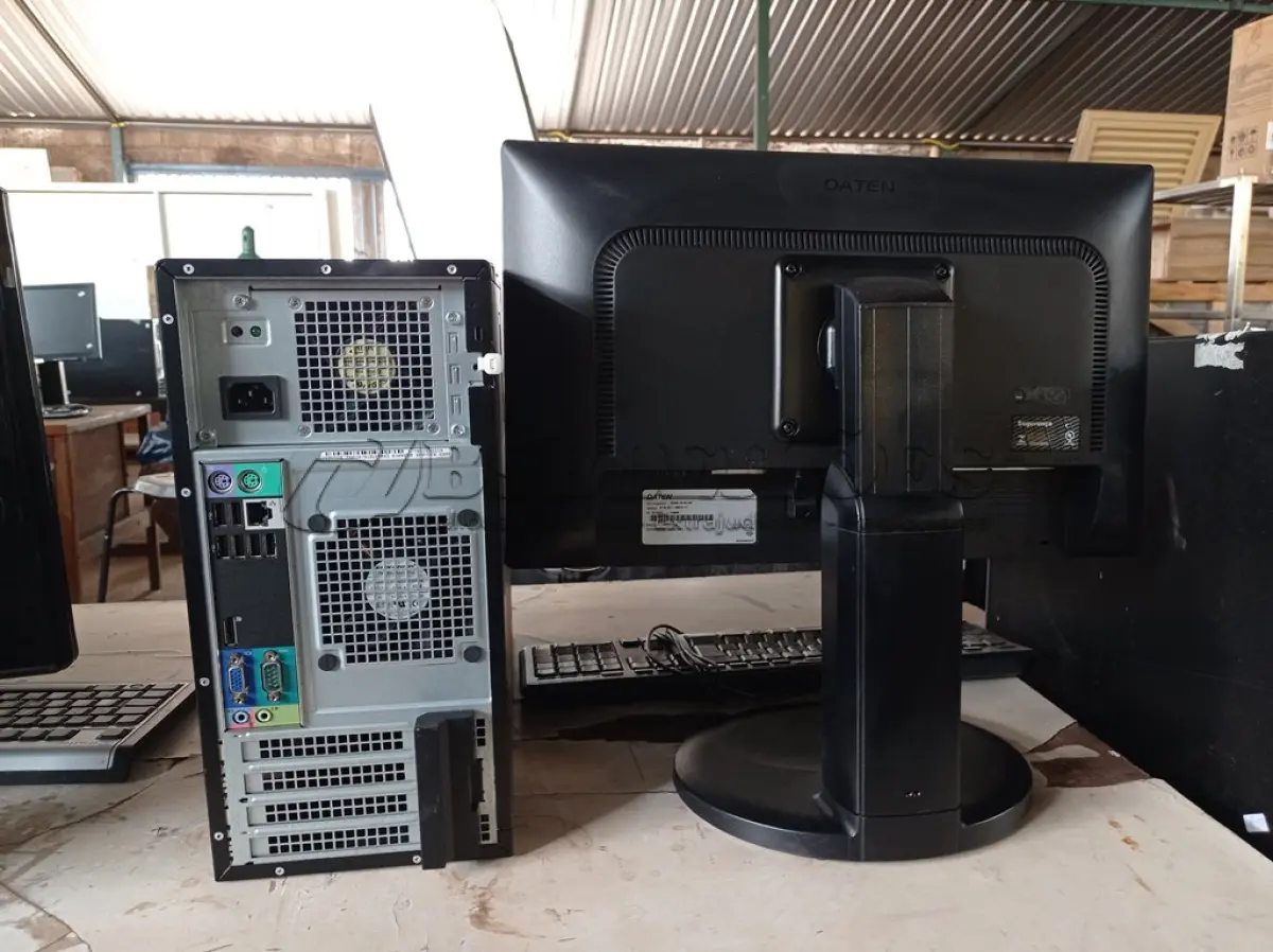 LOTE 486 - 01 CPU, 01 TECLADO E 01 MONITOR. (NO ESTADO) ATENÇÃO! FAZER A VISITAÇÃO ANTES DE ARREMATAR, NÃO SABEMOS SE FUNCIONA. LEILÃO NÃO TEM GARANTIA E NEM DEVOLUÇÃO, SUJEITO A POSSÍVEIS AVARIAS VISÍVEIS/OCULTAS E/OU AUSÊNCIA DE COMPONENTES.