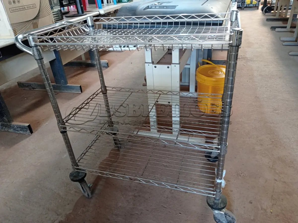 LOTE 363 - 01 CARRINHO PARA TRANSPORTE DE UTENSILIOS COM TRES DIVISOES. (NO ESTADO) ATENÇÃO! FAZER A VISITAÇÃO ANTES DE ARREMATAR, NÃO SABEMOS SE FUNCIONA. LEILÃO NÃO TEM GARANTIA E NEM DEVOLUÇÃO, SUJEITO A POSSÍVEIS AVARIAS VISÍVEIS/OCULTAS E/OU AUSÊNCIA DE COMPONENTES.