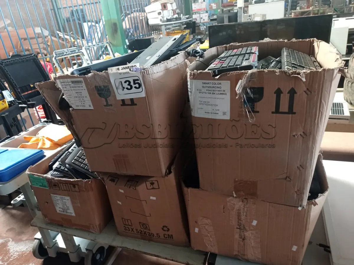 LOTE 435 - 05 CAIXAS DE TECLADOS PARA PC. (NO ESTADO) ATENÇÃO! FAZER A VISITAÇÃO ANTES DE ARREMATAR, NÃO SABEMOS SE FUNCIONA. LEILÃO NÃO TEM GARANTIA E NEM DEVOLUÇÃO, SUJEITO A POSSÍVEIS AVARIAS VISÍVEIS/OCULTAS E/OU AUSÊNCIA DE COMPONENTES.
