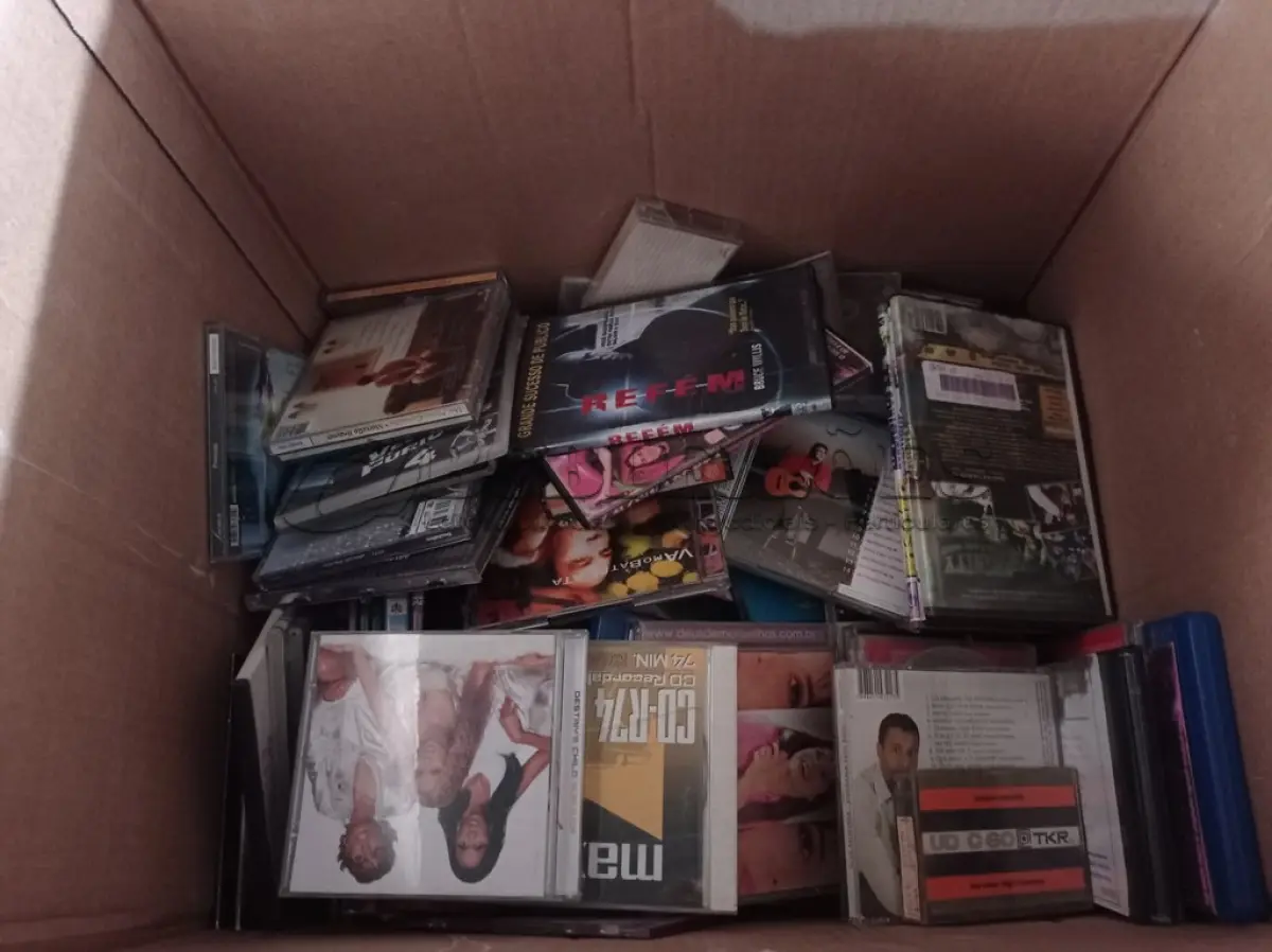 LOTE 213 - 01 LOTE COM FITAS CASSETE, DVD E CDS. (NO ESTADO) ATENÇÃO! FAZER A VISITAÇÃO ANTES DE ARREMATAR, NÃO SABEMOS SE FUNCIONA. LEILÃO NÃO TEM GARANTIA E NEM DEVOLUÇÃO, SUJEITO A POSSÍVEIS AVARIAS VISÍVEIS/OCULTAS E/OU AUSÊNCIA DE COMPONENTES.