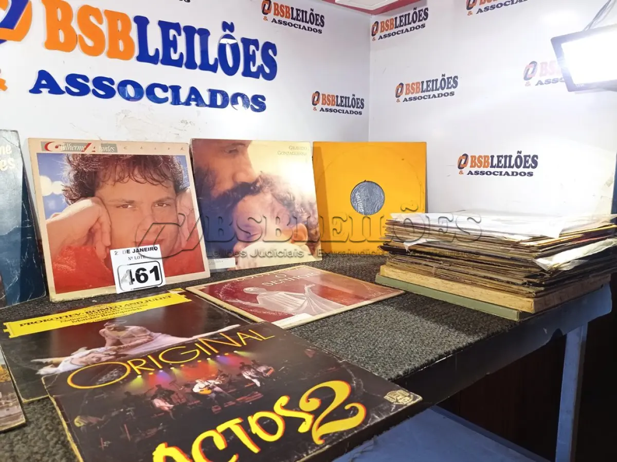 LOTE 461 - 01 LOTE COM DIVERSOS DISCOS DE VINIL. (NO ESTADO) ATENÇÃO! FAZER A VISITAÇÃO ANTES DE ARREMATAR, NÃO SABEMOS SE FUNCIONA. LEILÃO NÃO TEM GARANTIA E NEM DEVOLUÇÃO, SUJEITO A POSSÍVEIS AVARIAS VISÍVEIS/OCULTAS E/OU AUSÊNCIA DE COMPONENTES.