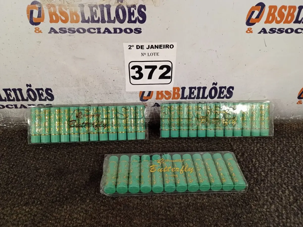 LOTE 372 - 03 CAIXINHAS DE BATONS COM 12 CADA. (NO ESTADO) ATENÇÃO! FAZER A VISITAÇÃO ANTES DE ARREMATAR, NÃO SABEMOS SE FUNCIONA. LEILÃO NÃO TEM GARANTIA E NEM DEVOLUÇÃO, SUJEITO A POSSÍVEIS AVARIAS VISÍVEIS/OCULTAS E/OU AUSÊNCIA DE COMPONENTES.