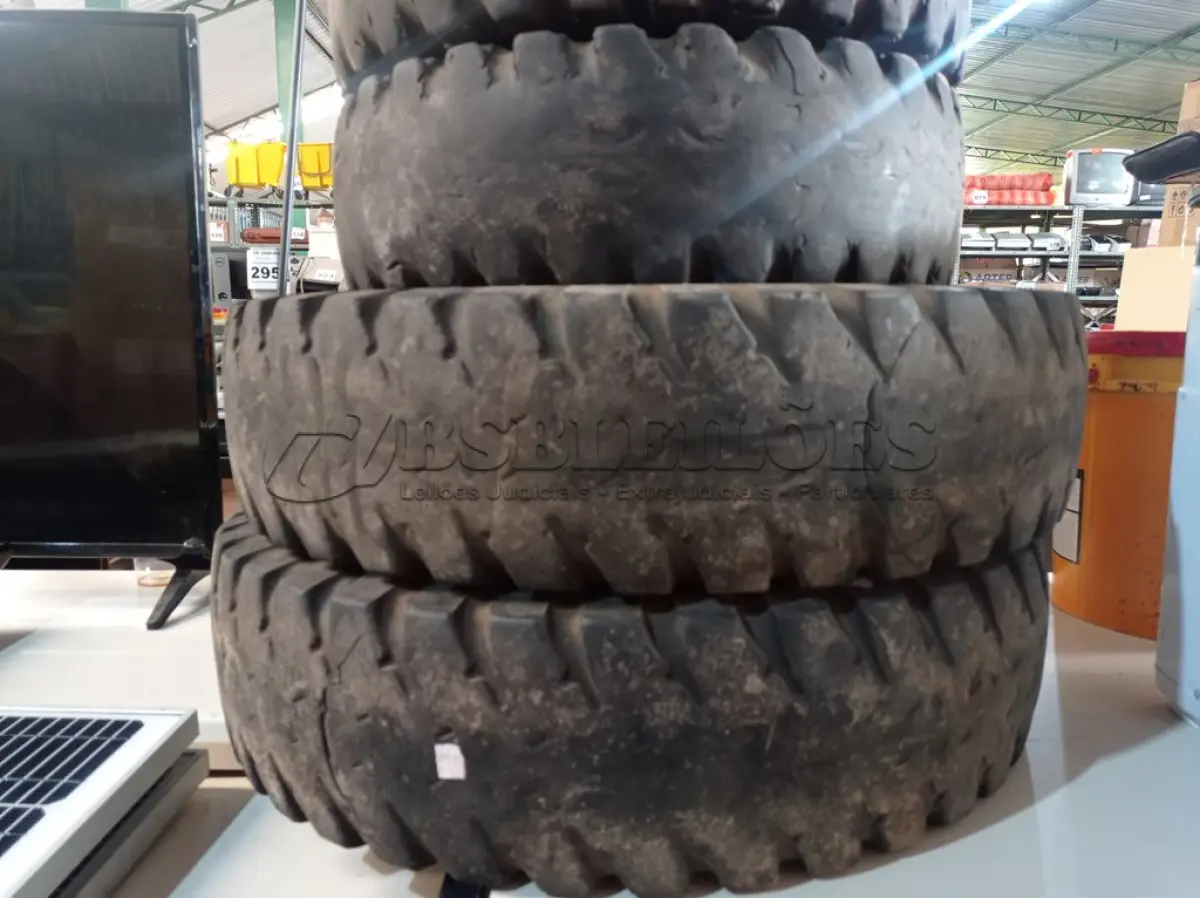 LOTE 303 - 05 PNEUS USADOS COM DIVERSOS AROS PARA BOB QUET.(NO ESTADO) ATENÇÃO! FAZER A VISITAÇÃO ANTES DE ARREMATAR, NÃO SABEMOS SE FUNCIONA. LEILÃO NÃO TEM GARANTIA E NEM DEVOLUÇÃO, SUJEITO A POSSÍVEIS AVARIAS VISÍVEIS/OCULTAS E/OU AUSÊNCIA DE COMPONENTES.