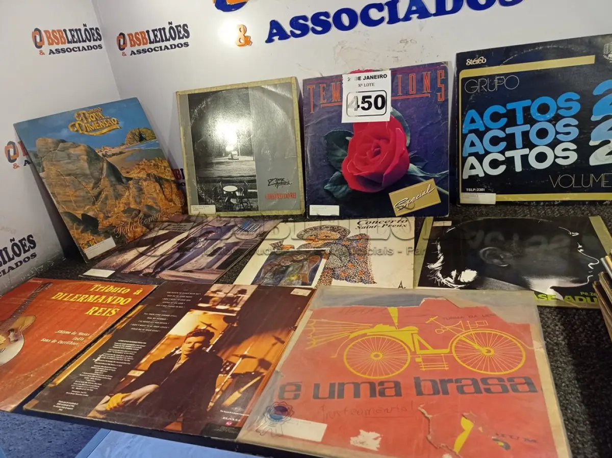 LOTE 450 - 01 LOTE COM DIVERSOS DISCOS DE VINIL. (NO ESTADO) ATENÇÃO! FAZER A VISITAÇÃO ANTES DE ARREMATAR, NÃO SABEMOS SE FUNCIONA. LEILÃO NÃO TEM GARANTIA E NEM DEVOLUÇÃO, SUJEITO A POSSÍVEIS AVARIAS VISÍVEIS/OCULTAS E/OU AUSÊNCIA DE COMPONENTES.