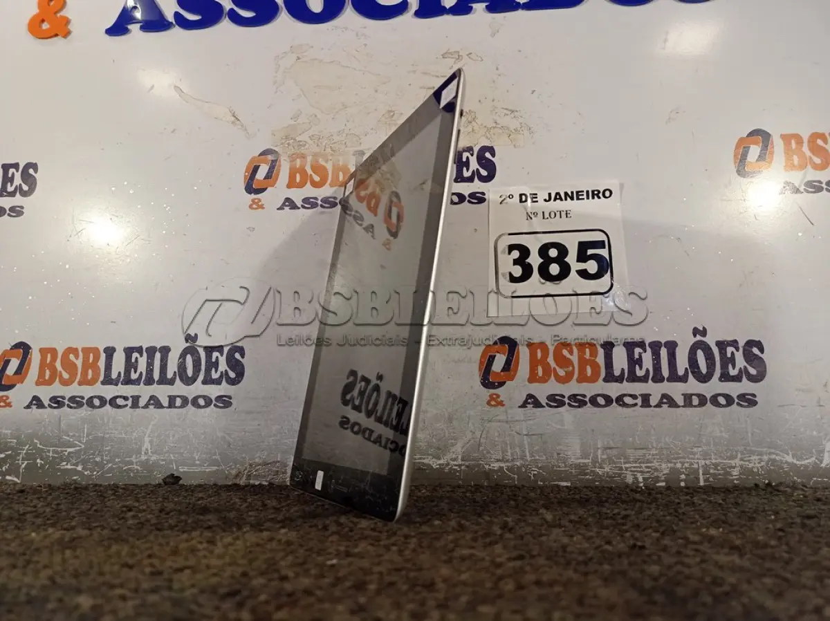 LOTE 385 - 01 IPAD 64 GB SEM CARREGADOR. (NO ESTADO) ATENÇÃO! FAZER A VISITAÇÃO ANTES DE ARREMATAR, NÃO SABEMOS SE FUNCIONA. LEILÃO NÃO TEM GARANTIA E NEM DEVOLUÇÃO, SUJEITO A POSSÍVEIS AVARIAS VISÍVEIS/OCULTAS E/OU AUSÊNCIA DE COMPONENTES.