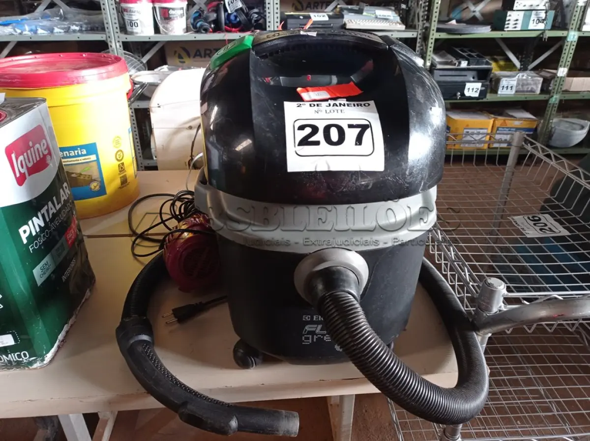 LOTE 207 - 01 ASPIRADOR DE PÓ MARCA ELECTROLUX 220V, 05 FERROS DE PASSAR E 03 ASPIRADORES DE PO DE MAO. (NO ESTADO) ATENÇÃO! FAZER A VISITAÇÃO ANTES DE ARREMATAR, NÃO SABEMOS SE FUNCIONA. LEILÃO NÃO TEM GARANTIA E NEM DEVOLUÇÃO, SUJEITO A POSSÍVEIS AVARIAS VISÍVEIS/OCULTAS E/OU AUSÊNCIA DE COMPONENTES.