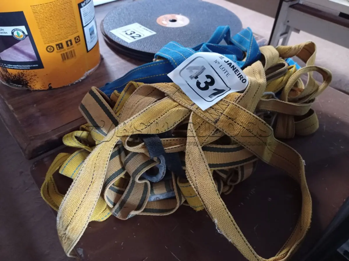LOTE 431 - 05 CINTOS DE SEGURANÇA. (NO ESTADO) ATENÇÃO! FAZER A VISITAÇÃO ANTES DE ARREMATAR, NÃO SABEMOS SE FUNCIONA. LEILÃO NÃO TEM GARANTIA E NEM DEVOLUÇÃO, SUJEITO A POSSÍVEIS AVARIAS VISÍVEIS/OCULTAS E/OU AUSÊNCIA DE COMPONENTES.