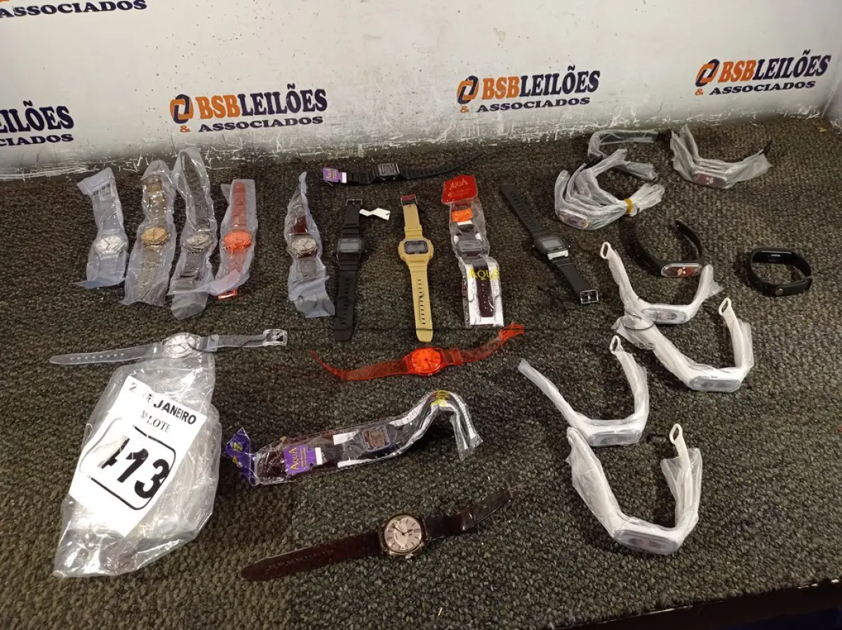 LOTE 413 - 01 LOTE COM RELÓGIOS DIVERSOS. (NO ESTADO) ATENÇÃO! FAZER A VISITAÇÃO ANTES DE ARREMATAR, NÃO SABEMOS SE FUNCIONA. LEILÃO NÃO TEM GARANTIA E NEM DEVOLUÇÃO, SUJEITO A POSSÍVEIS AVARIAS VISÍVEIS/OCULTAS E/OU AUSÊNCIA DE COMPONENTES.