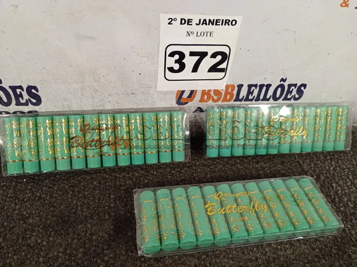LOTE 372 - 03 CAIXINHAS DE BATONS COM 12 CADA. (NO ESTADO) ATENÇÃO! FAZER A VISITAÇÃO ANTES DE ARREMATAR, NÃO SABEMOS SE FUNCIONA. LEILÃO NÃO TEM GARANTIA E NEM DEVOLUÇÃO, SUJEITO A POSSÍVEIS AVARIAS VISÍVEIS/OCULTAS E/OU AUSÊNCIA DE COMPONENTES.