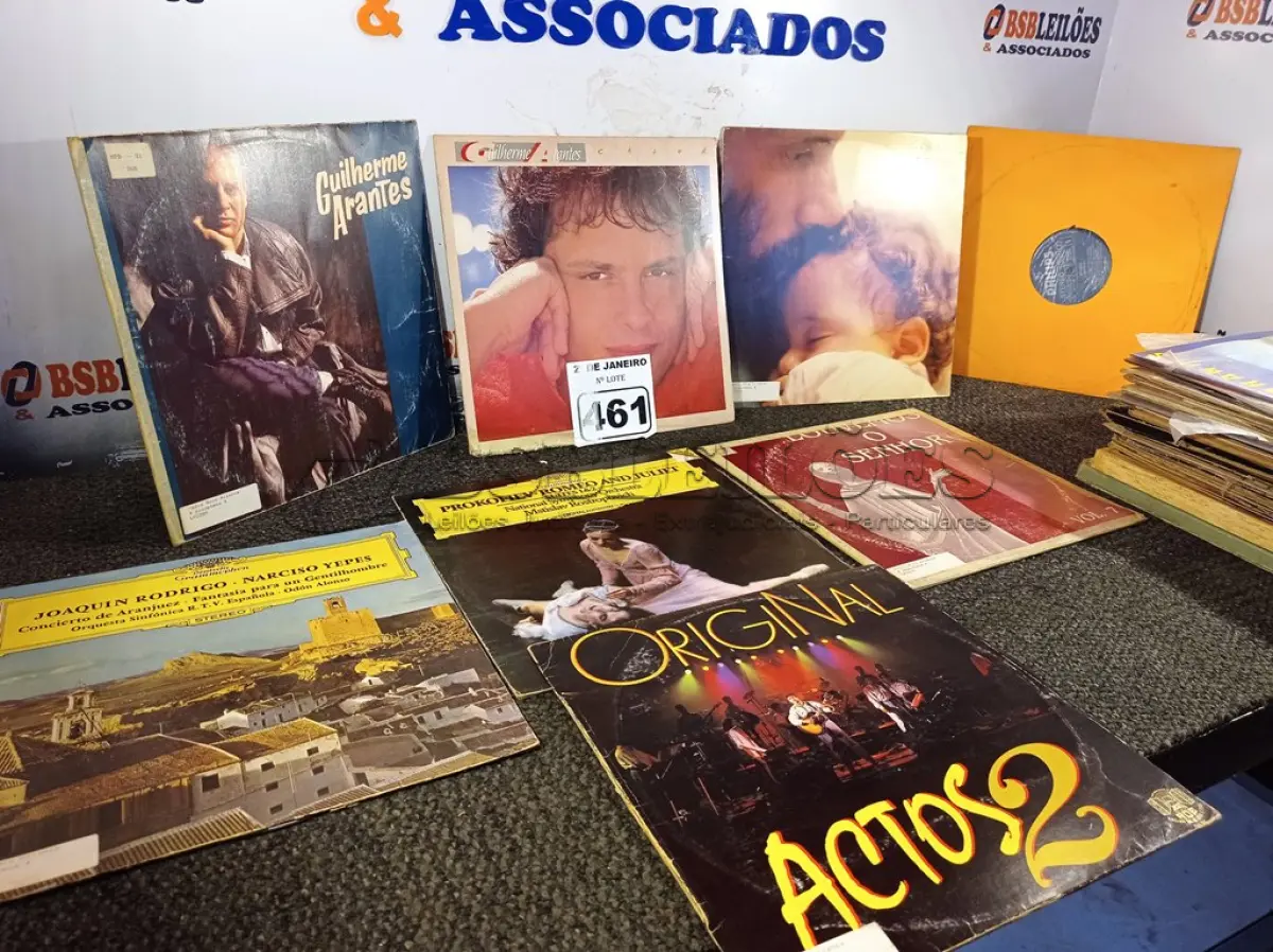 LOTE 461 - 01 LOTE COM DIVERSOS DISCOS DE VINIL. (NO ESTADO) ATENÇÃO! FAZER A VISITAÇÃO ANTES DE ARREMATAR, NÃO SABEMOS SE FUNCIONA. LEILÃO NÃO TEM GARANTIA E NEM DEVOLUÇÃO, SUJEITO A POSSÍVEIS AVARIAS VISÍVEIS/OCULTAS E/OU AUSÊNCIA DE COMPONENTES.