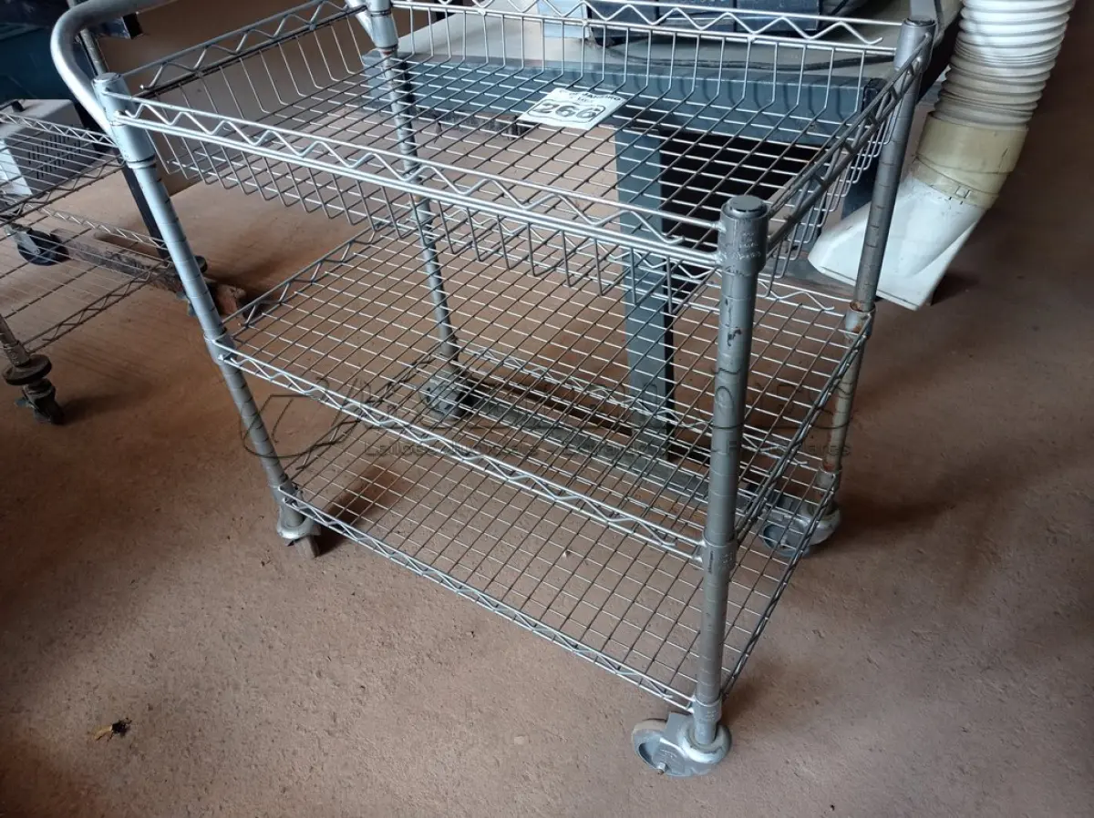 LOTE 266 - 01 CARRINHO PARA TRANSPORTE DE UTENSILIOS COM TRES DIVISOES. (NO ESTADO) ATENÇÃO! FAZER A VISITAÇÃO ANTES DE ARREMATAR, NÃO SABEMOS SE FUNCIONA. LEILÃO NÃO TEM GARANTIA E NEM DEVOLUÇÃO, SUJEITO A POSSÍVEIS AVARIAS VISÍVEIS/OCULTAS E/OU AUSÊNCIA DE COMPONENTES.