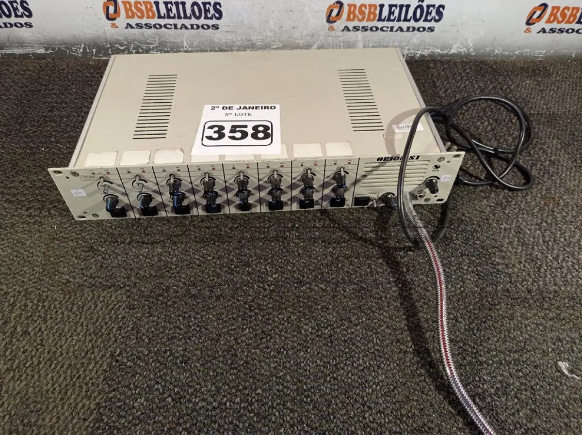 LOTE 358 - 01 AMPLIFICADOR DE ÁUDIO. (NO ESTADO) ATENÇÃO! FAZER A VISITAÇÃO ANTES DE ARREMATAR, NÃO SABEMOS SE FUNCIONA. LEILÃO NÃO TEM GARANTIA E NEM DEVOLUÇÃO, SUJEITO A POSSÍVEIS AVARIAS VISÍVEIS/OCULTAS E/OU AUSÊNCIA DE COMPONENTES.