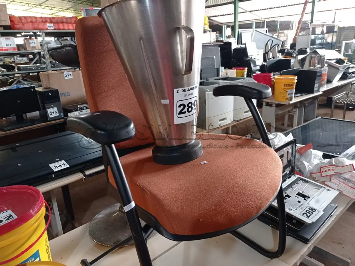 LOTE 289 -  01 CADEIRA PÉ FIXO, 01 COPO PARA LIQUIDIFICADOR INDUSTRIAL EM INOX E 01 BANQUETA. (NO ESTADO) ATENÇÃO! FAZER A VISITAÇÃO ANTES DE ARREMATAR, NÃO SABEMOS SE FUNCIONA. LEILÃO NÃO TEM GARANTIA E NEM DEVOLUÇÃO, SUJEITO A POSSÍVEIS AVARIAS VISÍVEIS/OCULTAS E/OU AUSÊNCIA DE COMPONENTES.