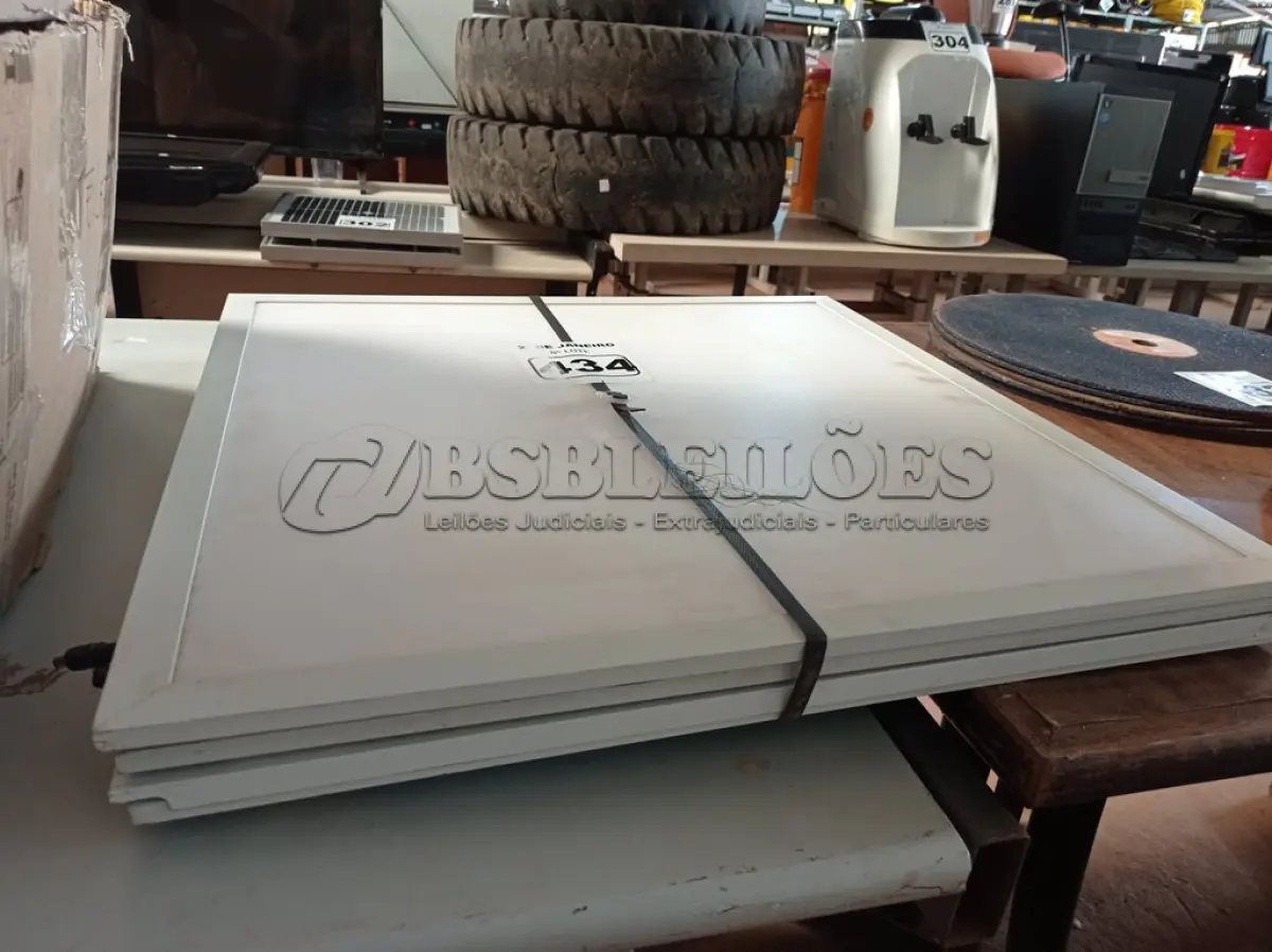 LOTE 434 - 04 PAINÉIS DE LED. (NO ESTADO) ATENÇÃO! FAZER A VISITAÇÃO ANTES DE ARREMATAR, NÃO SABEMOS SE FUNCIONA. LEILÃO NÃO TEM GARANTIA E NEM DEVOLUÇÃO, SUJEITO A POSSÍVEIS AVARIAS VISÍVEIS/OCULTAS E/OU AUSÊNCIA DE COMPONENTES.