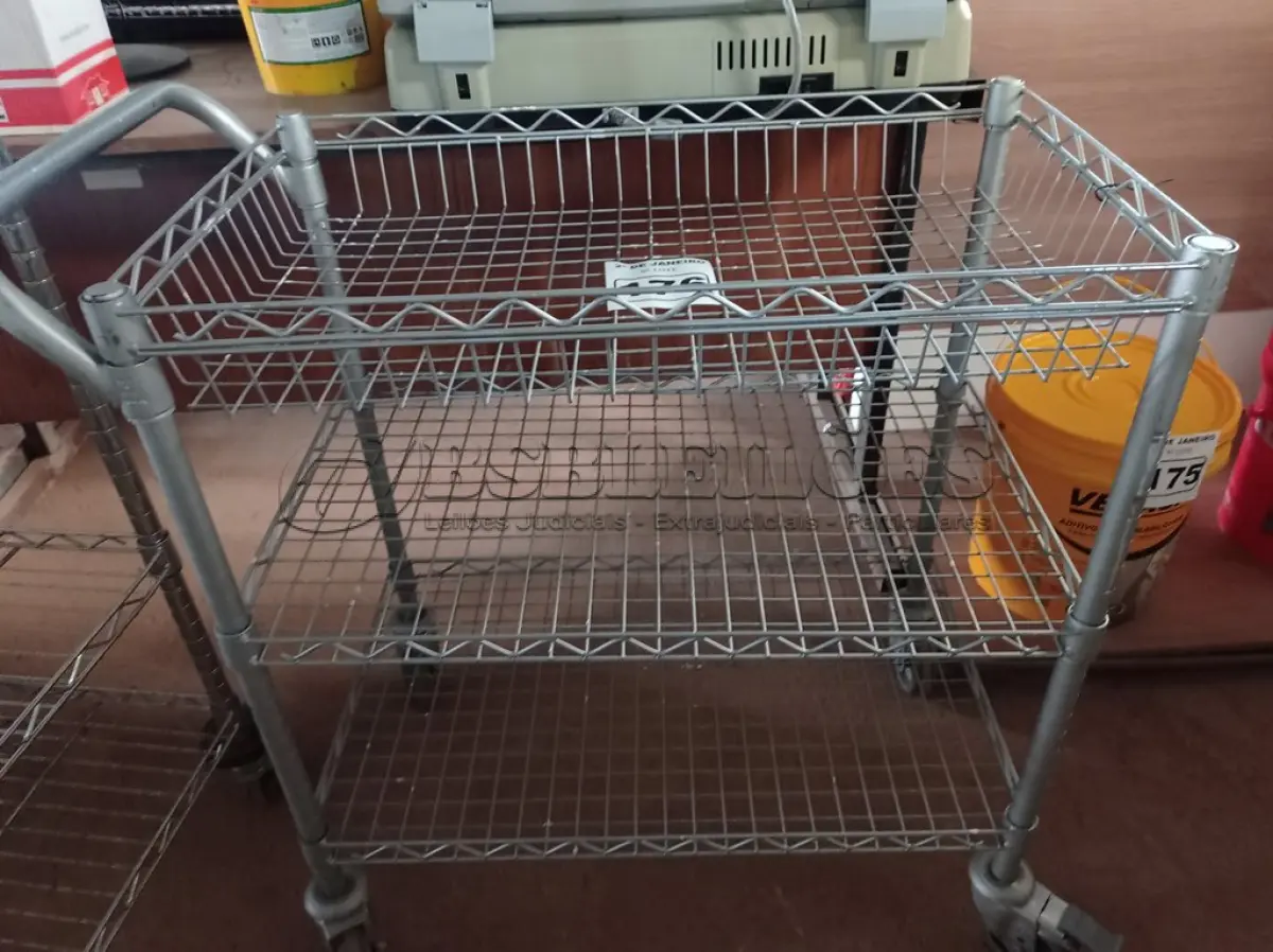 LOTE 176 - 01 CARRINHO PARA TRANSPORTE DE UTENSILIOS COM TRES DIVISOES. (NO ESTADO) ATENÇÃO! FAZER A VISITAÇÃO ANTES DE ARREMATAR, NÃO SABEMOS SE FUNCIONA. LEILÃO NÃO TEM GARANTIA E NEM DEVOLUÇÃO, SUJEITO A POSSÍVEIS AVARIAS VISÍVEIS/OCULTAS E/OU AUSÊNCIA DE COMPONENTES.