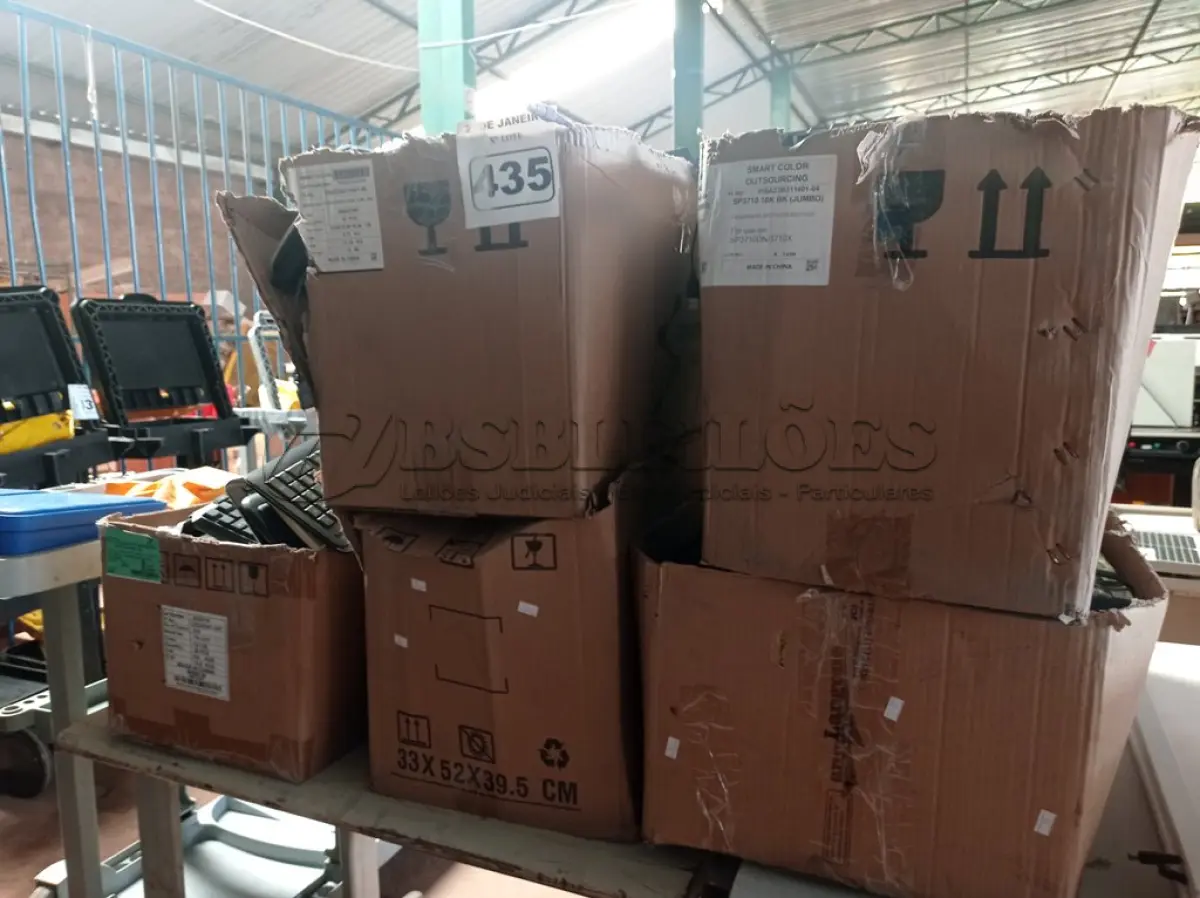 LOTE 435 - 05 CAIXAS DE TECLADOS PARA PC. (NO ESTADO) ATENÇÃO! FAZER A VISITAÇÃO ANTES DE ARREMATAR, NÃO SABEMOS SE FUNCIONA. LEILÃO NÃO TEM GARANTIA E NEM DEVOLUÇÃO, SUJEITO A POSSÍVEIS AVARIAS VISÍVEIS/OCULTAS E/OU AUSÊNCIA DE COMPONENTES.