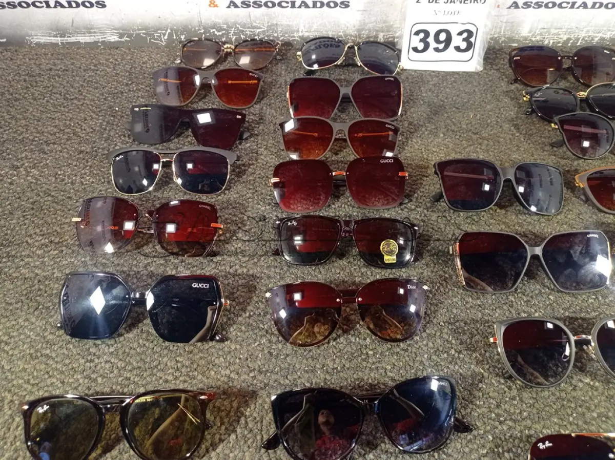 LOTE 393 - 01 LOTE COM APROXIMADAMENTE 30 ÓCULOS DE SOL DE DIVERSOS MODELOS. (NO ESTADO) ATENÇÃO! FAZER A VISITAÇÃO ANTES DE ARREMATAR, NÃO SABEMOS SE FUNCIONA. LEILÃO NÃO TEM GARANTIA E NEM DEVOLUÇÃO, SUJEITO A POSSÍVEIS AVARIAS VISÍVEIS/OCULTAS E/OU AUSÊNCIA DE COMPONENTES.
